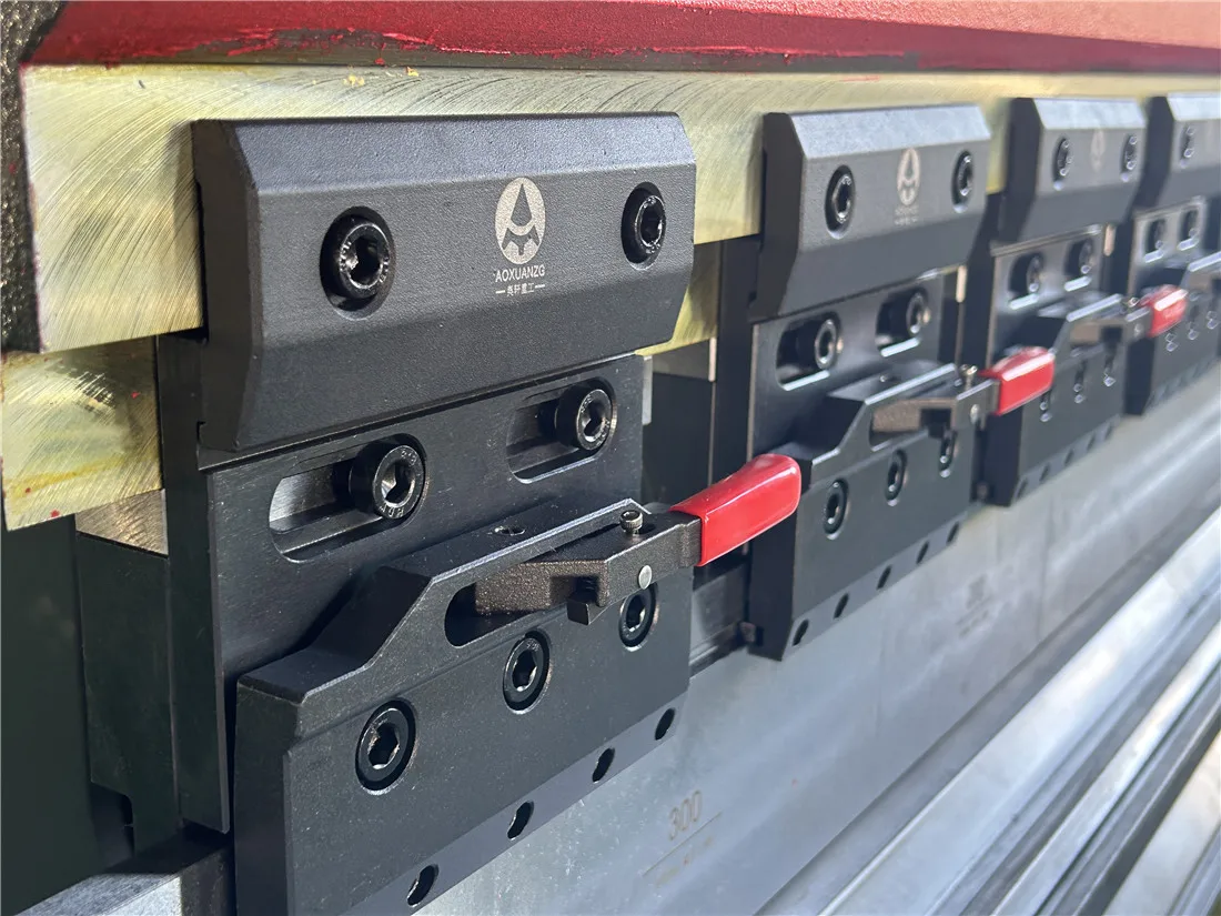 200 Ton 4+ 1 AX68T Controller High Quality Press Brake Metal Sheet CNC Hydraulic Bending Machine