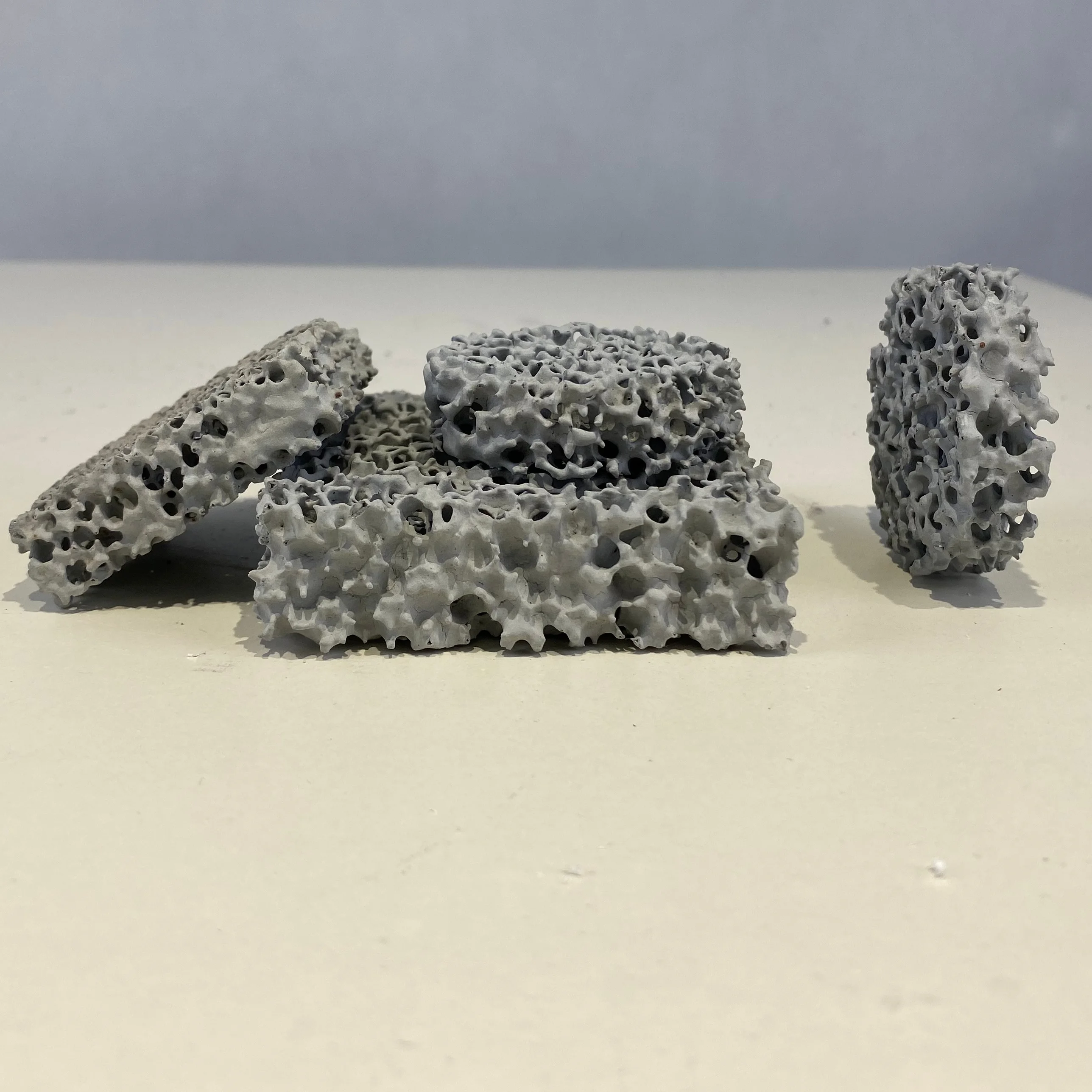 Silicon Carbide Foamed Ceramics Ceramic Foam Filter For Metal Filtration Aluminium Casting Ceramic Foam Honeycomb Filter