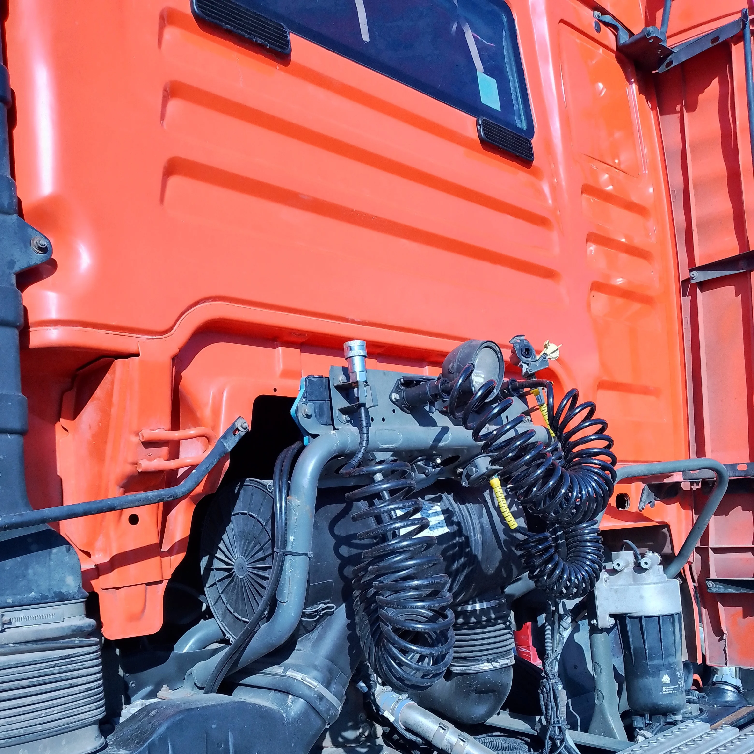 Best Price Sinotruk Sitrak C9H New Diesel Tractor Truck Automatic Transmission Euro 6 Emission Standard 4x2 6x4 Left Transport