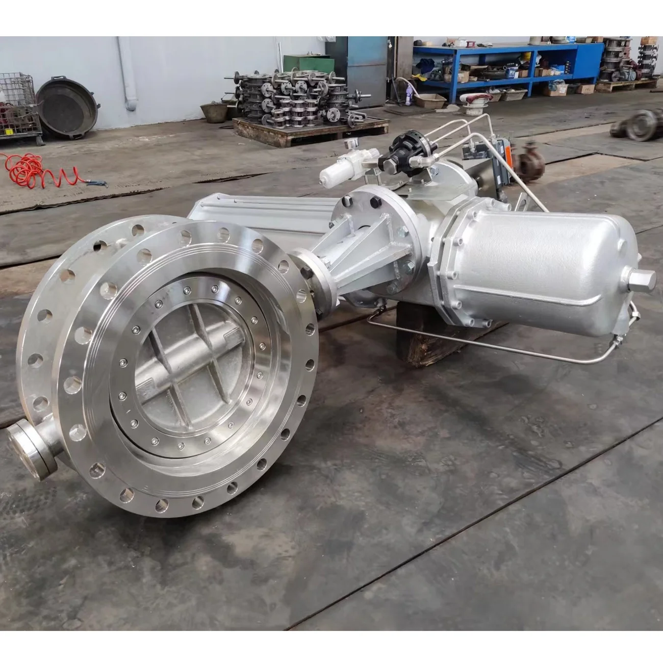 Клапан-бабочка SS с пневматическим приводом Emerson