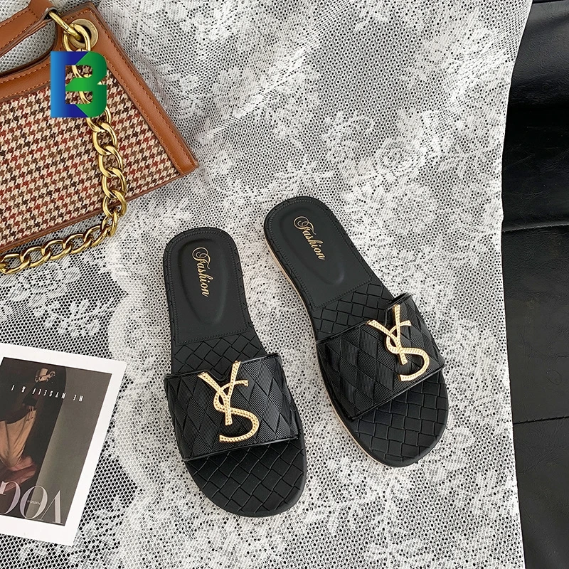 Women Wear Flat-bottomed Fashion Sandals and Slippers Out in Summer Beach Shoes Seaside Flip-flops PVC Picture Women Female Lady