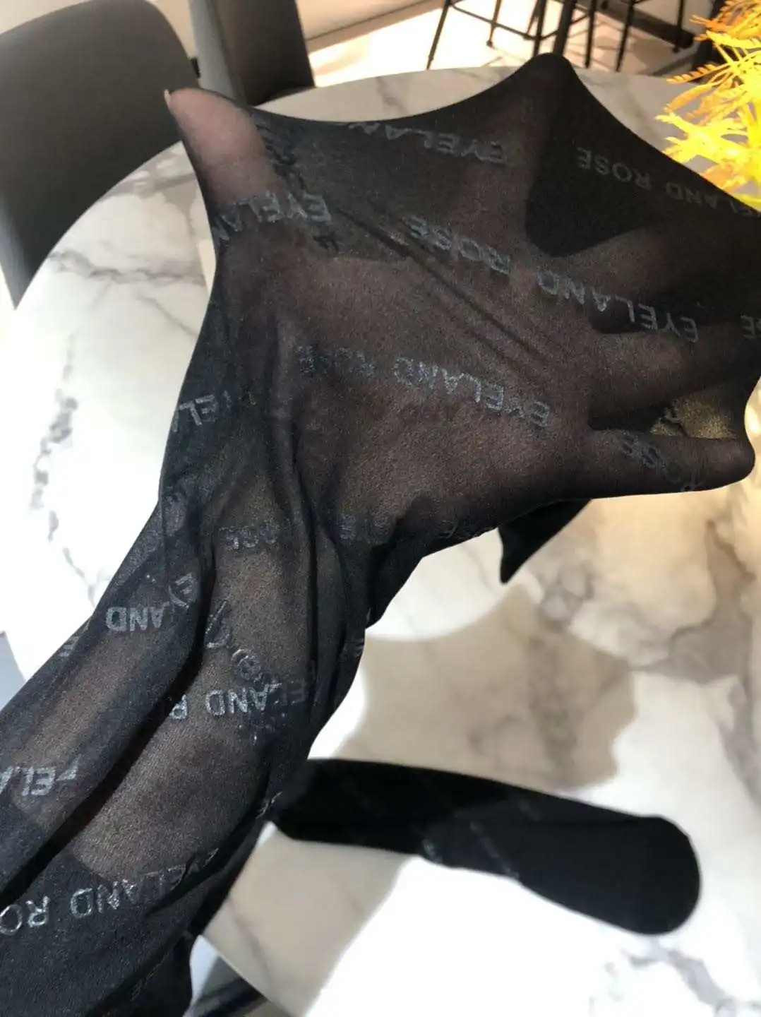 Черный логотип бренда с буквенным принтом ошейник украшенный фальшивыми алмазами, блестящая татуировка с буквенным принтом тонкие шелковые колготки предназначен колготки