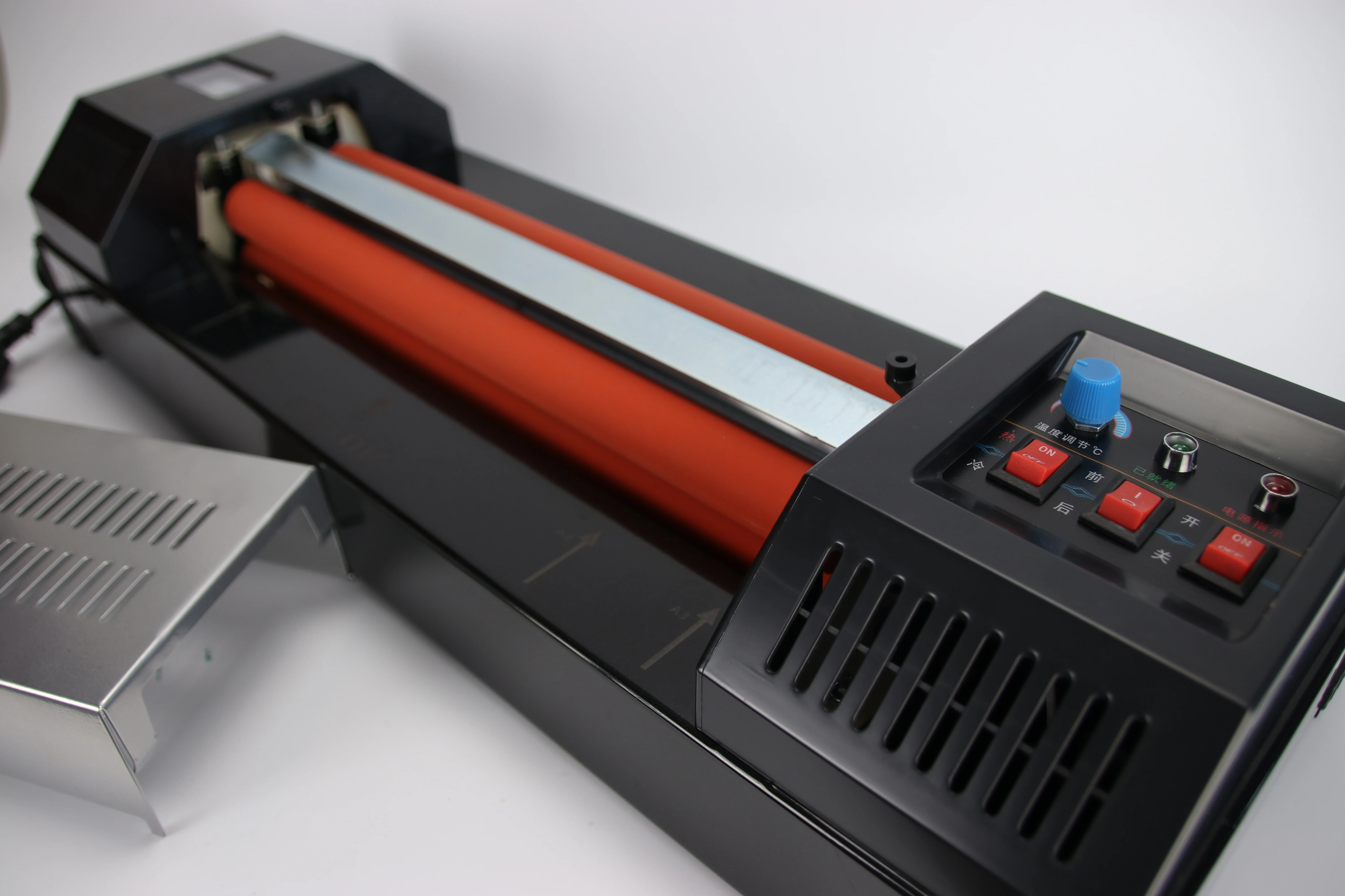 Low Price AC 220V (50 HZ) 330MM/Min Laminating Machine