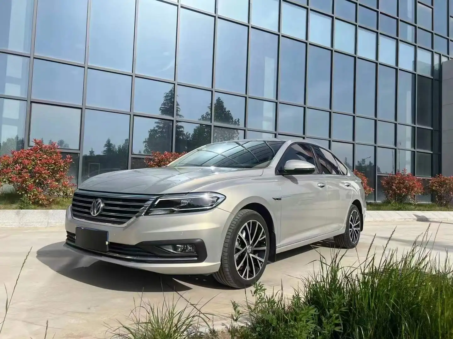 V-olkswagen Lavida In Stock 2 Wheel Drive Automatic Sedan 2023 Vehicles Max Speed 188km/h Wholesale Price And Very Cheap  Car