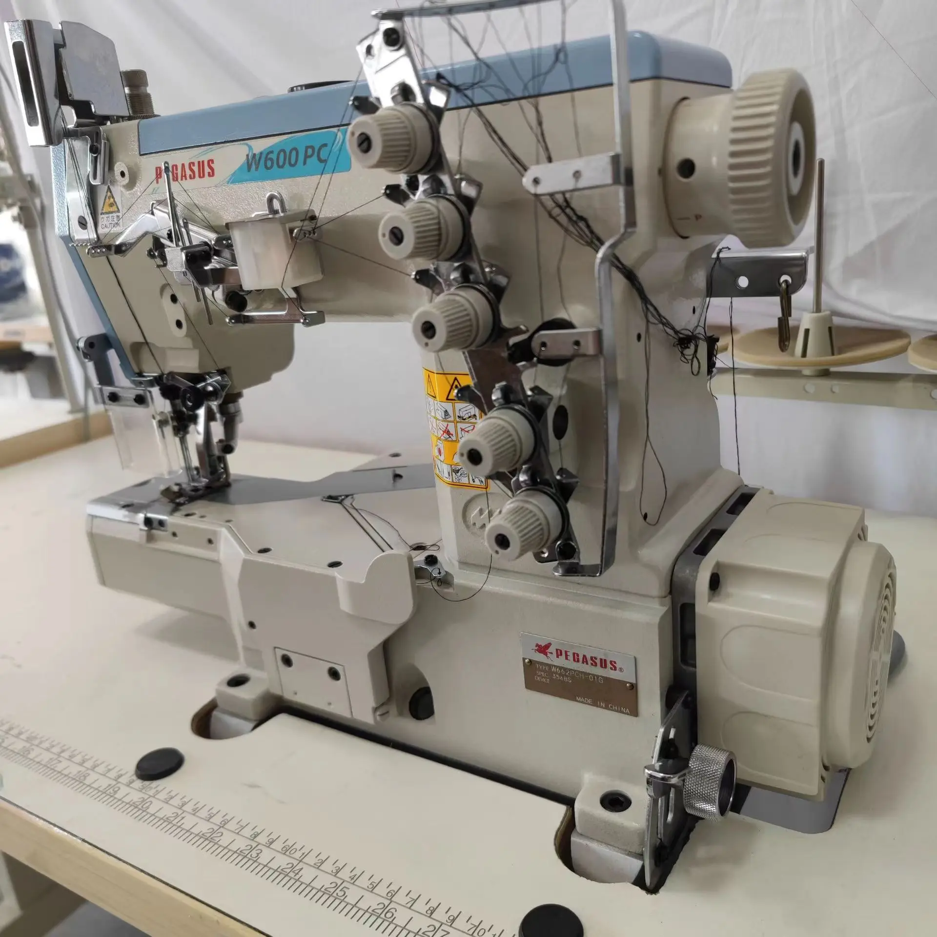 Japan Brand Original Pegasus W662 Barrel Bed Interlock Sewing Machine SecondHand Turning Machine for Sewing Sweatshirts Jeans