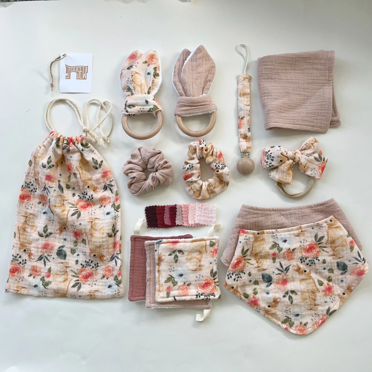 Custom Logo wholesale neutral cotton baby pacifier holder dummy clip wood baby pacifier clips for boys and girls