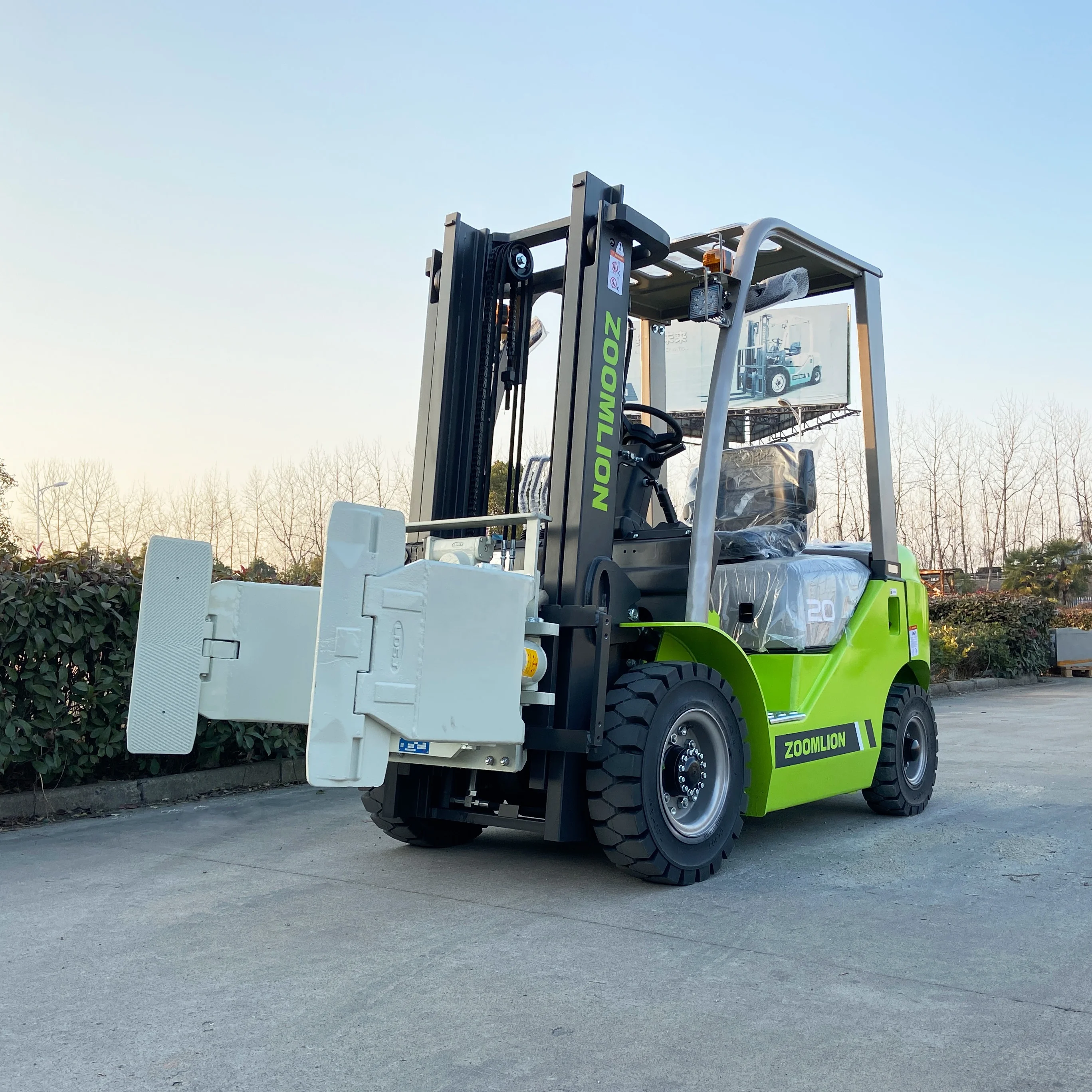 2 ton diesel forklift truck with paper roll clamp attachment 222