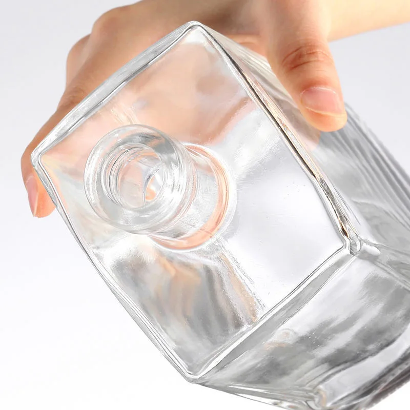 Best-selling transparent flat square 700ml 750ml spirits wine glass bottle classic Liquor Vodka Whisky glass bottle with cap