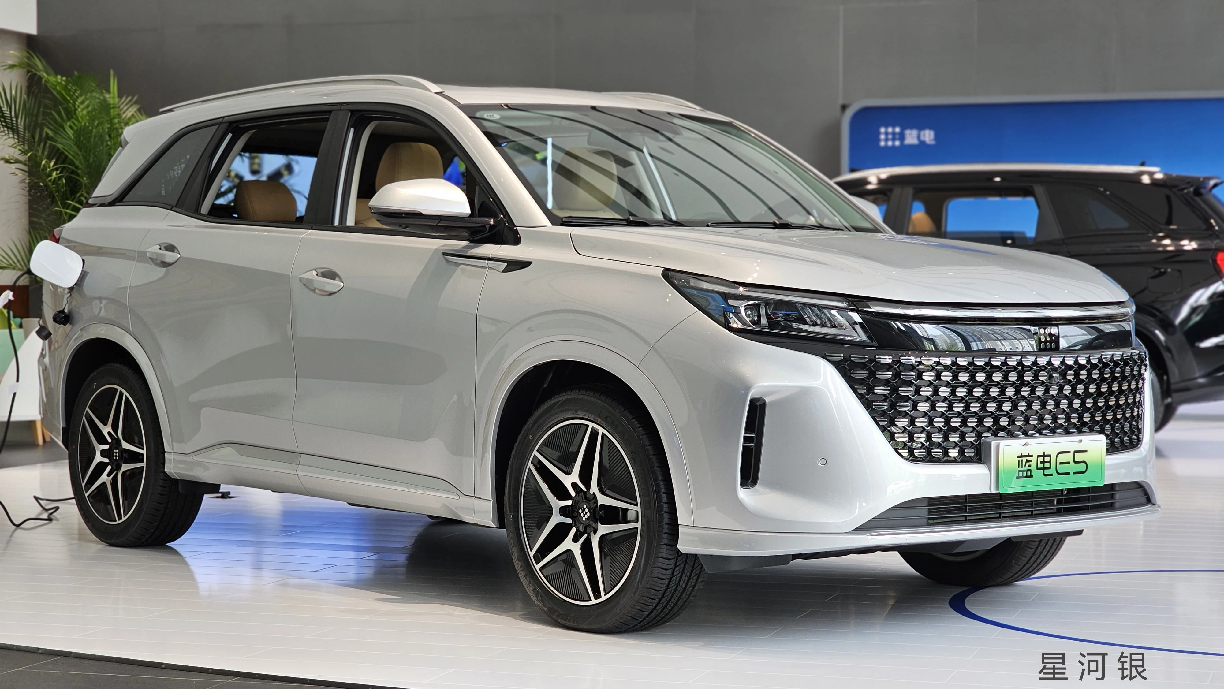 Chinese manufacturer used Seres Landian 2023 Electric Car EVplug-in hybrid 5-seater 7-seater SUV Cheapest car