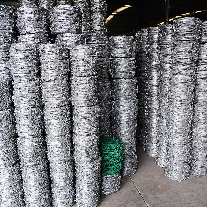 Оптовая продажа оцинкованная колючая проволока цена за рулон дизайн забора из колючей проволоки для сада