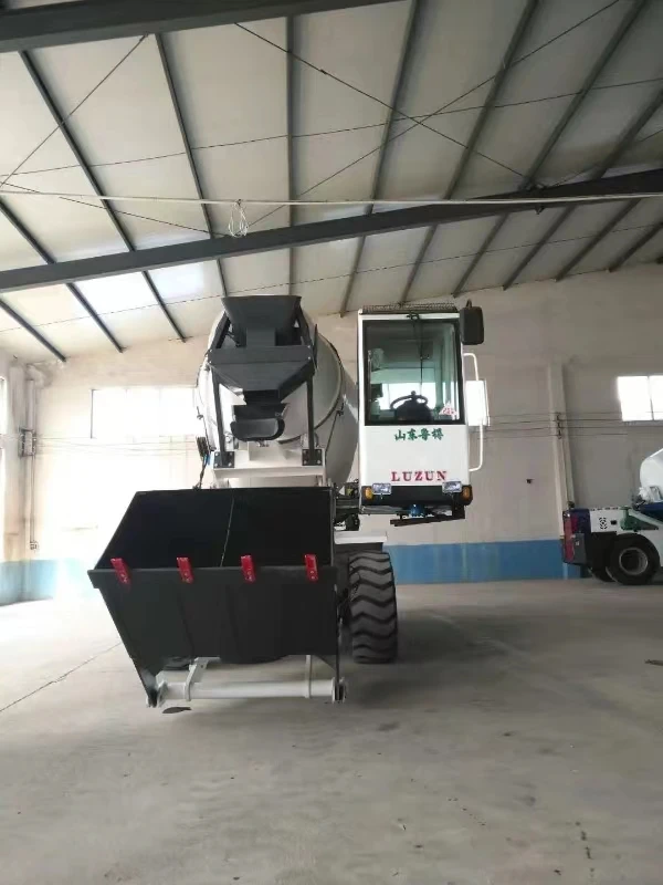 LUZUN Self Loading Cement Mixer Truck Concrete Mixing 4.0CBM