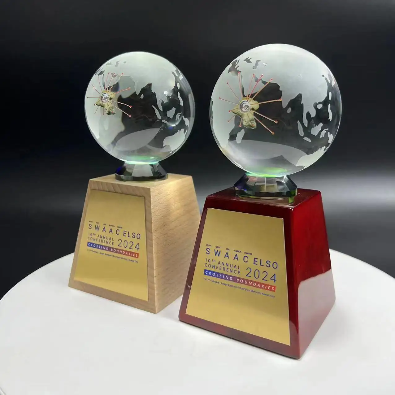Hitop Wholesale Custom Design Logo Crystal trophy blank with wooden base crystal trophy with globe for Business Gift