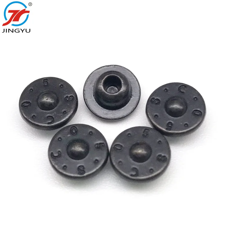 Пользовательские моды черная матовая латунь кожа джинсовая куртка на заклепках на пуговицах оптовая продажа, круглым носком и металлическими заклепками сушилка для одежды