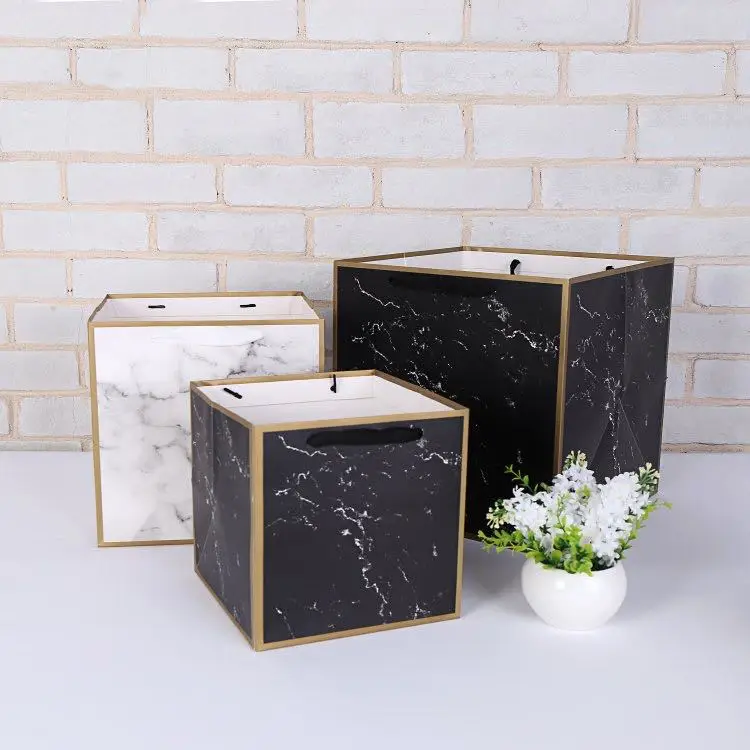 Recyclable white Kraft paper bag laminated luxury paper packaging clothes bag with handle for gift