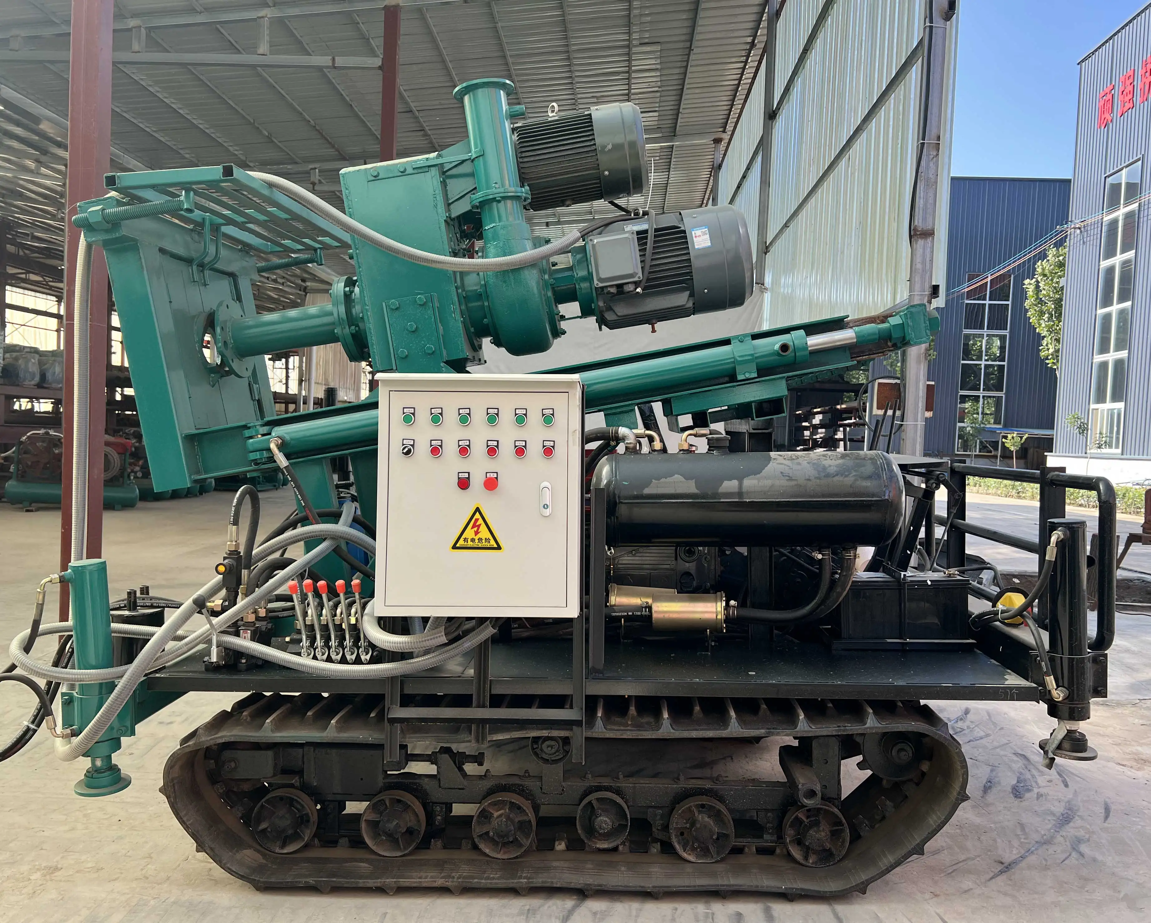 Crawler type 5-inch reciprocating drilling rig