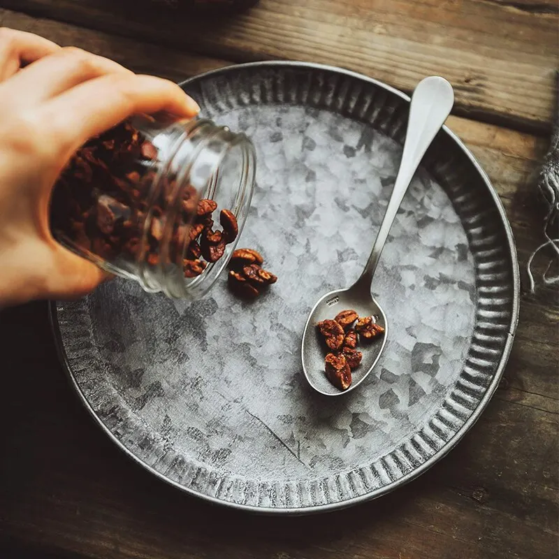 Handcrafted Round Retro Iron Plate Vintage Antique Wrought Storage Serving Iron Craft Lace Tray for Church Wedding Home Decor