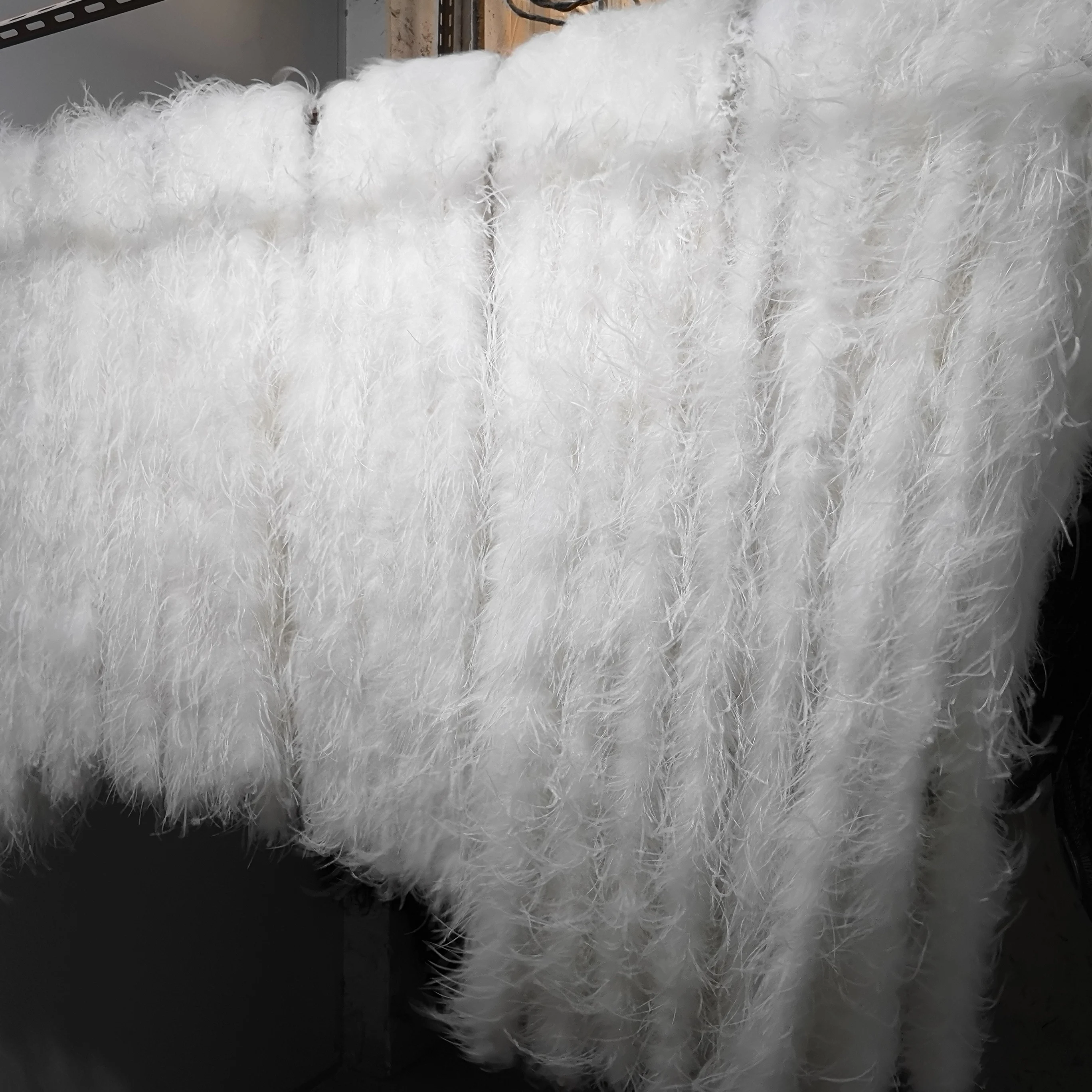 Good Quality White Customized Decor Ostrich Feather Fringe Striped Direct Deal Wholesale Feathers