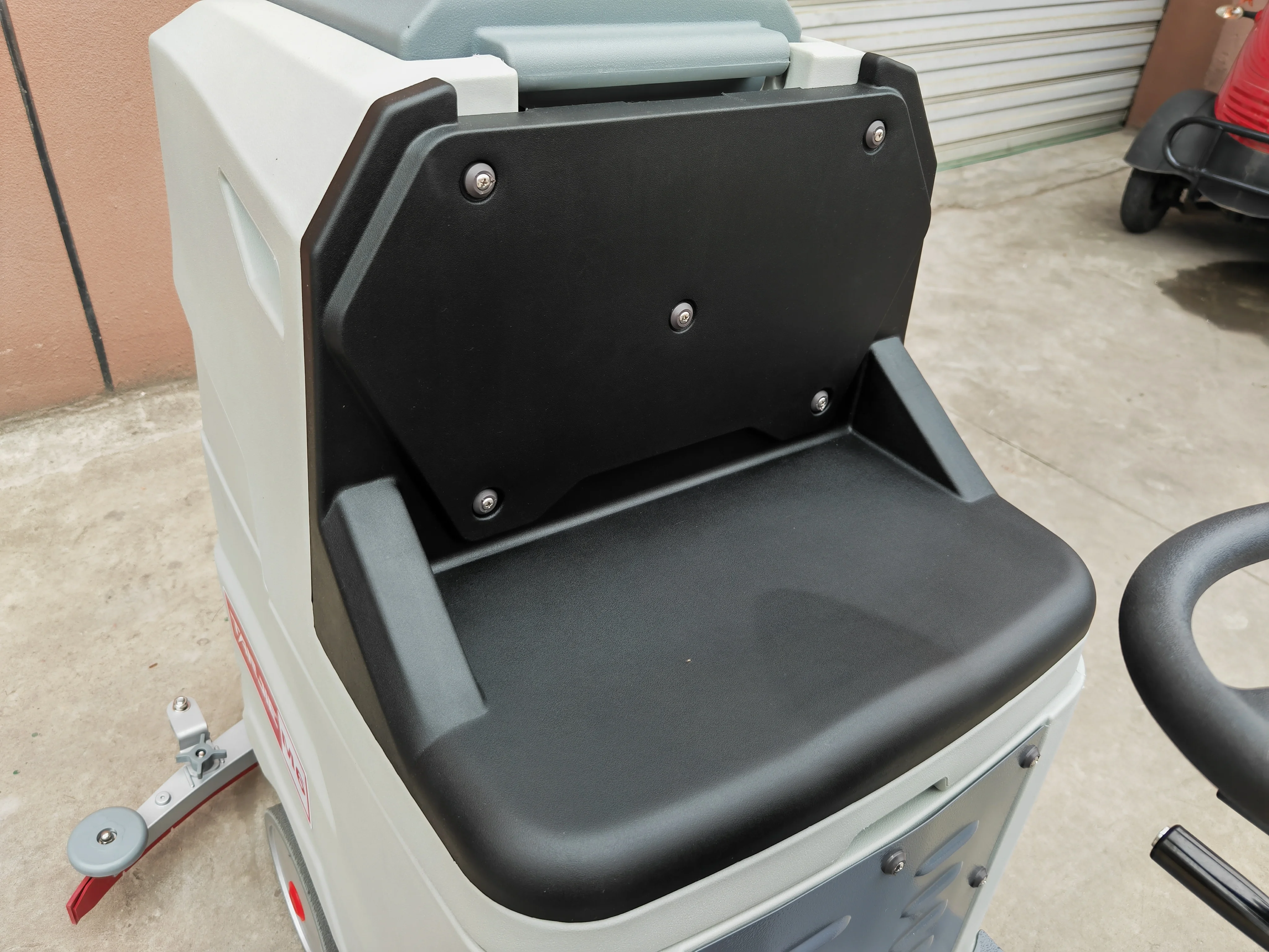 2022 Popular Floor Scrubber Ride on Type with Two Brushes, Battery Auto Tile Floor Cleaner Machine