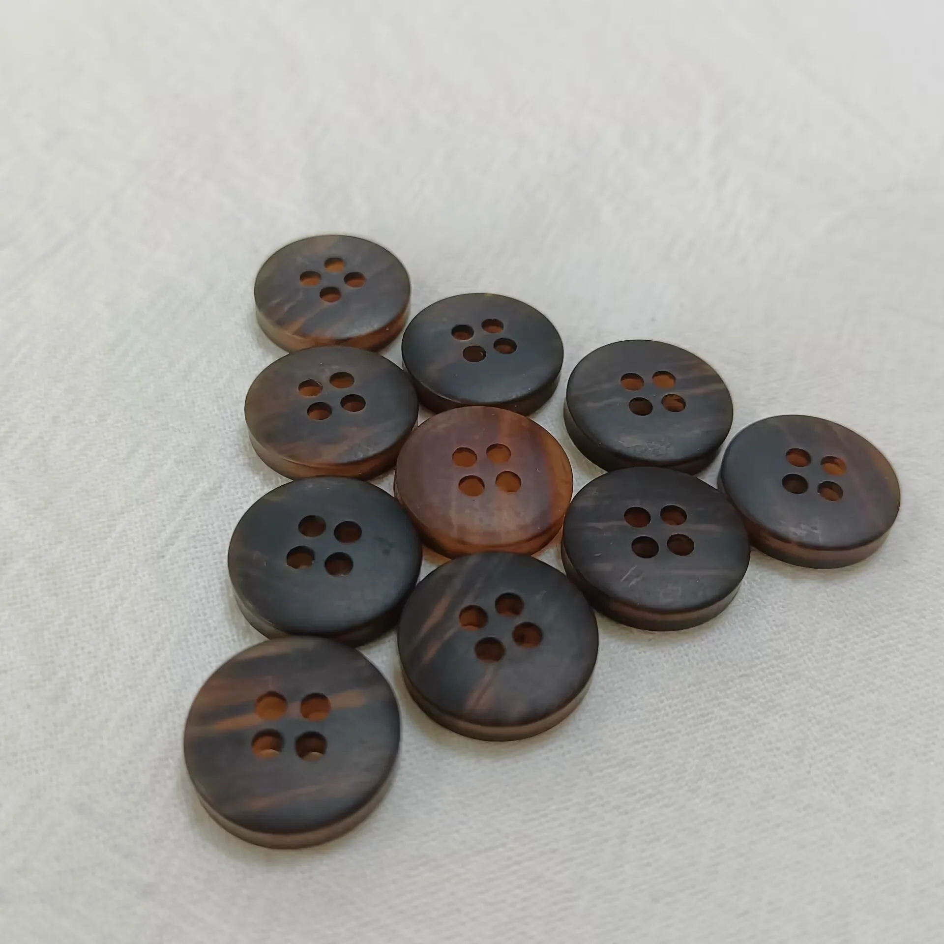 Популярная на заказ пуговица из смолы размером 16 мм красивого цвета с 4 отверстиями для костюмной одежды
