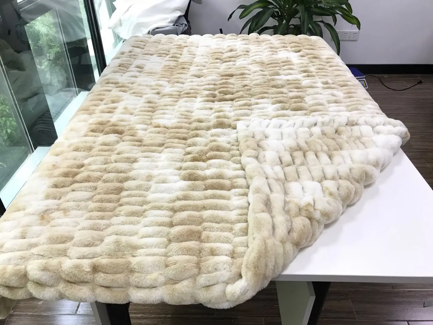 Soft Stylish Luxury Warm Embossed Tie Dye Ruched Bubbly Rabbit Faux Fur Minky Throw Blankets for Winter
