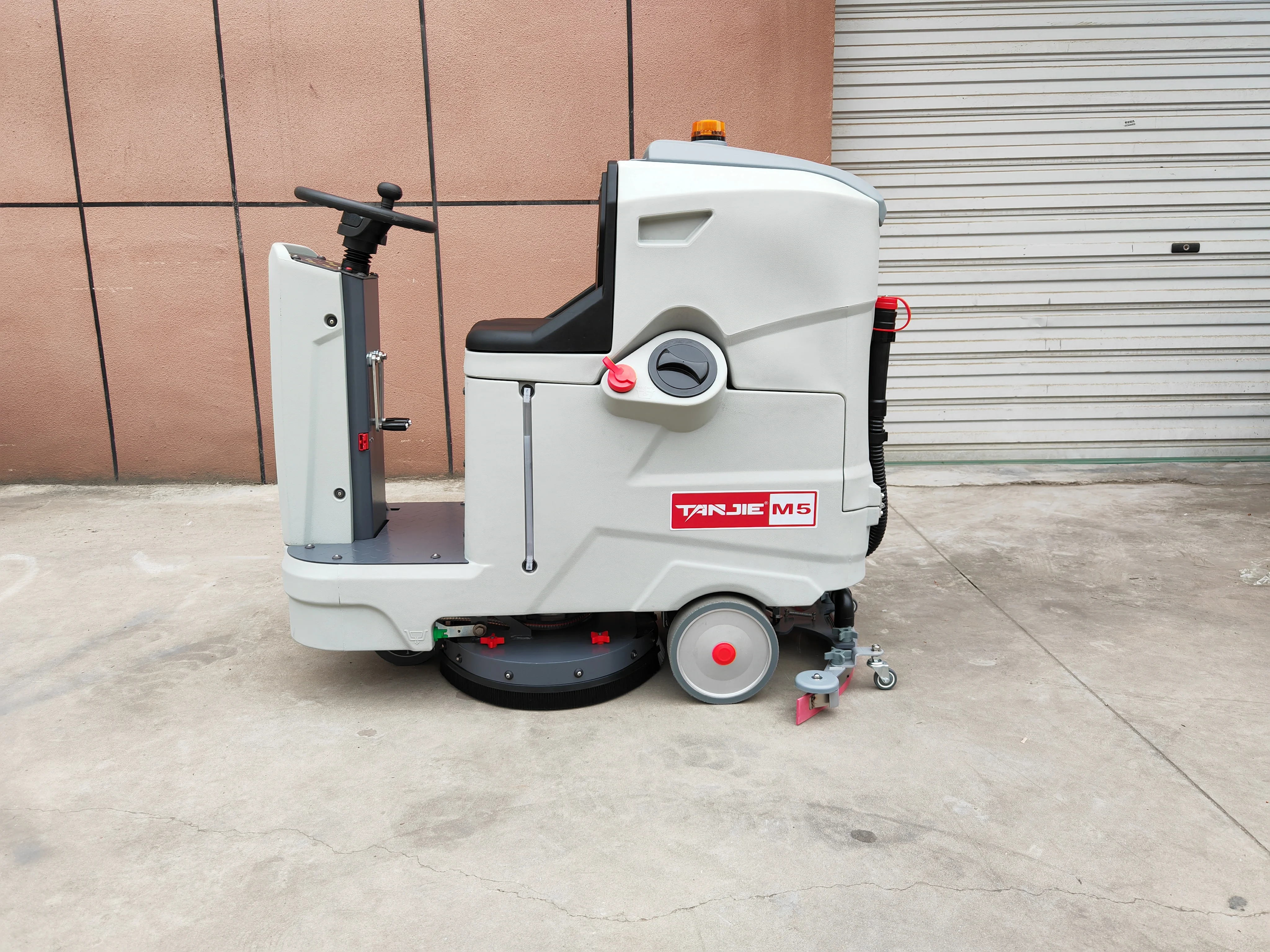 Ride-On Driving Floor Scrubber Dryer Battery-Powered Commercial Sweeper Cleaning Equipment Ride-On Auto Floor Scrubber Machine