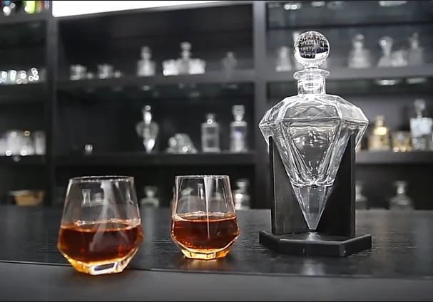 800ml Creative Diamond Glass Whiskey Decanter Set with Wood Holder