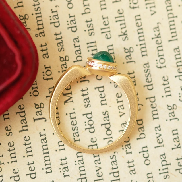 
Cabochon Emerald Engagement Rings Simple Design Round Stone Gold Rings With Real Diamonds 