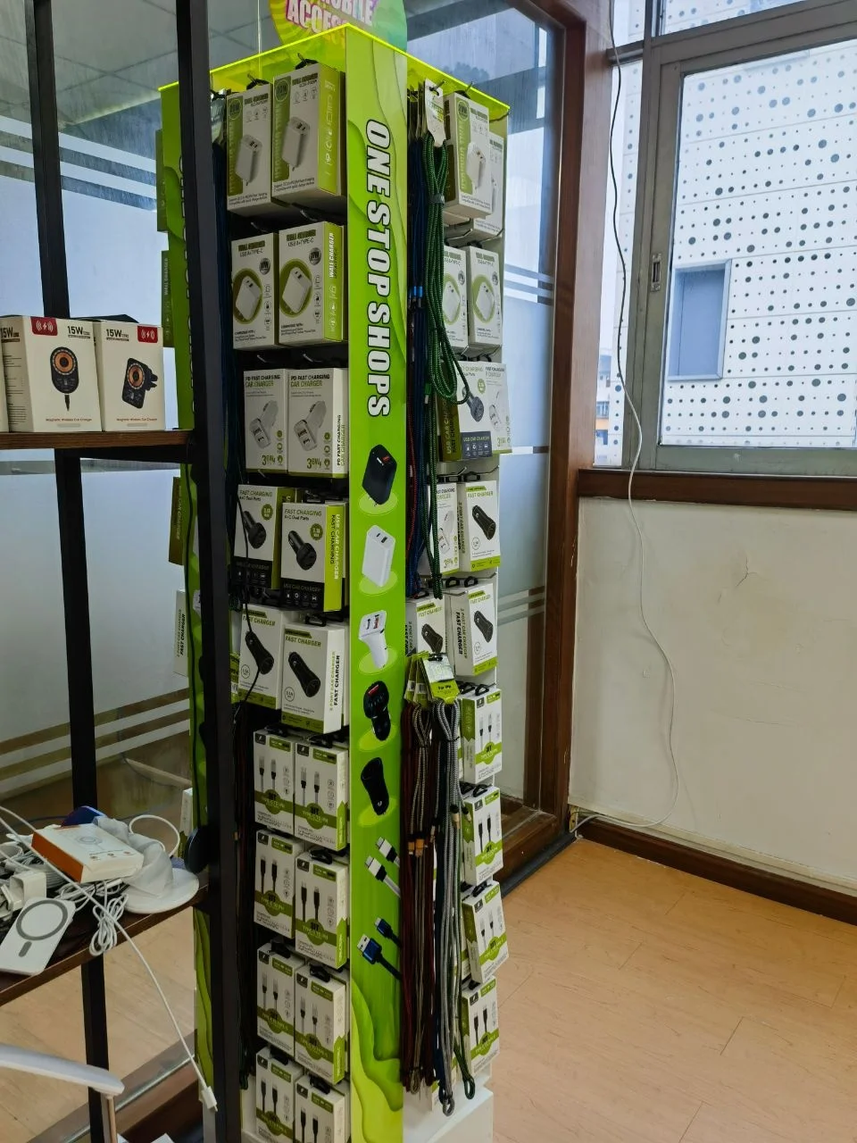 4 Sided Rotating Display Stand 400pcs Phone Accessories Retail Store Floor Display With Box Package Peg Hooks