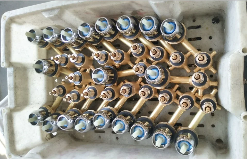Пользовательские ванная комната ACS Стандартный 2 способа смесители для смешивания душевой кран с двойной ручкой