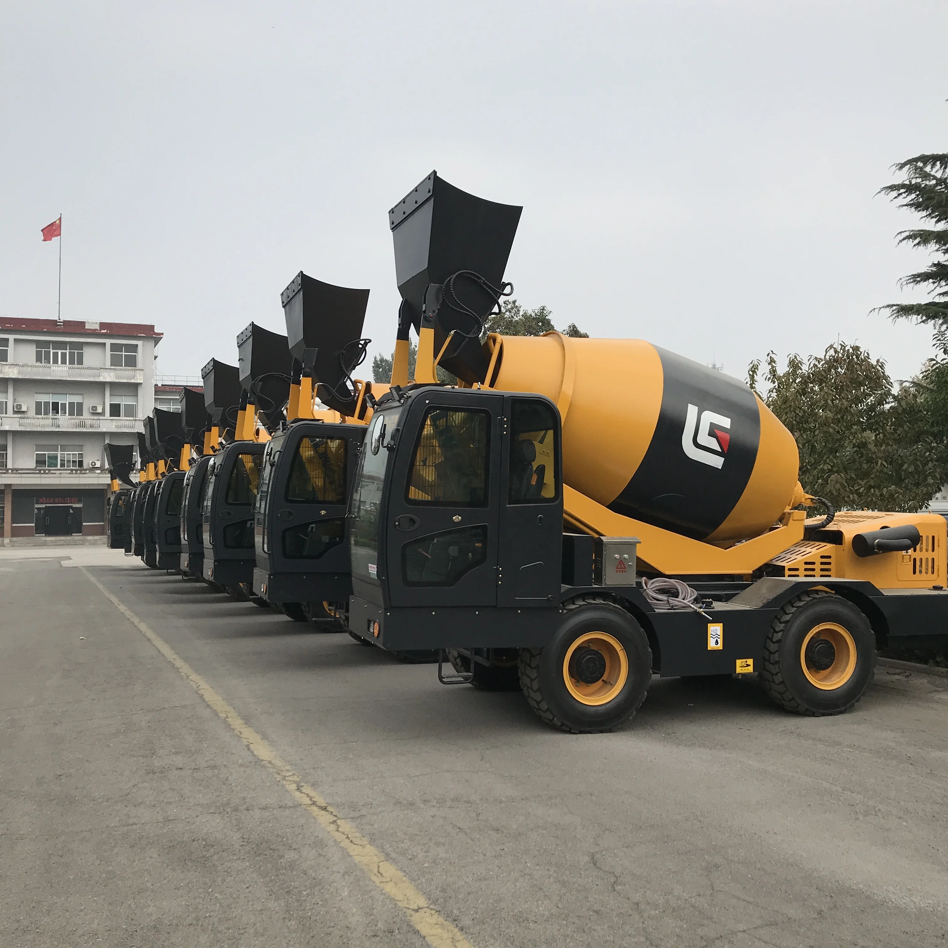 High Efficiency 4m3  Self Loading Concrete Mixer HY400 for Sale