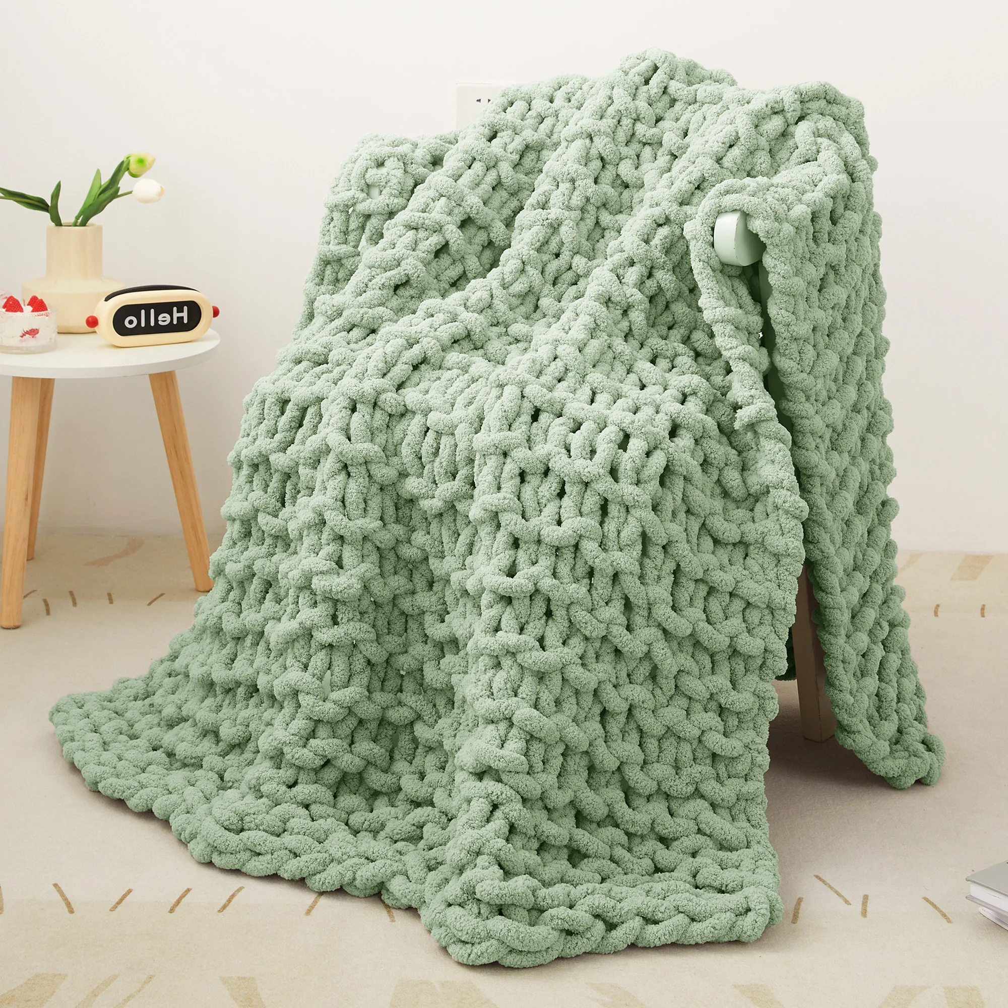 Solid Pattern 100% Polyester Chenille Chunky Yarn Throw Blanket Handmade Cable Knit Lightweight Portable for Bed Use for Winter