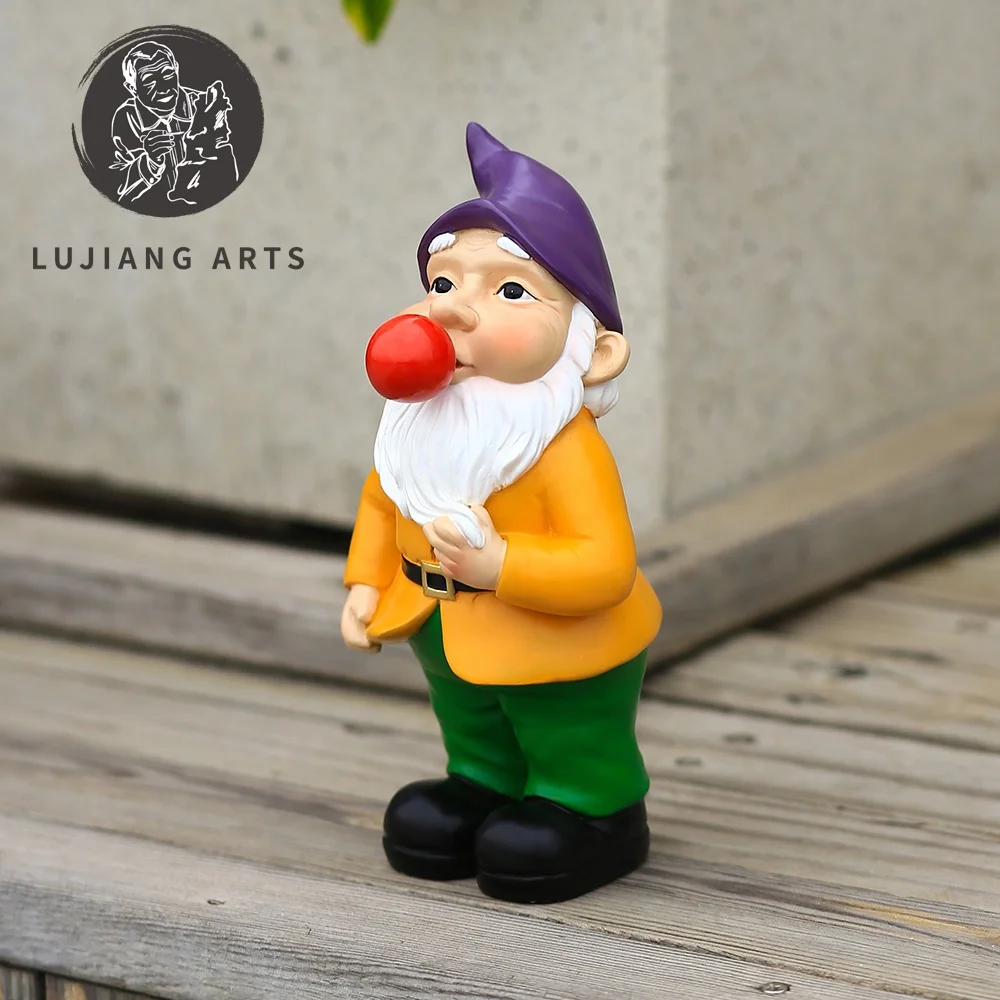 7.6inch Gnome Gum Blowing Statue Resin Gnome Sculpture Decoration Funny Gnome Gum Blowing Figurine Garden Gift