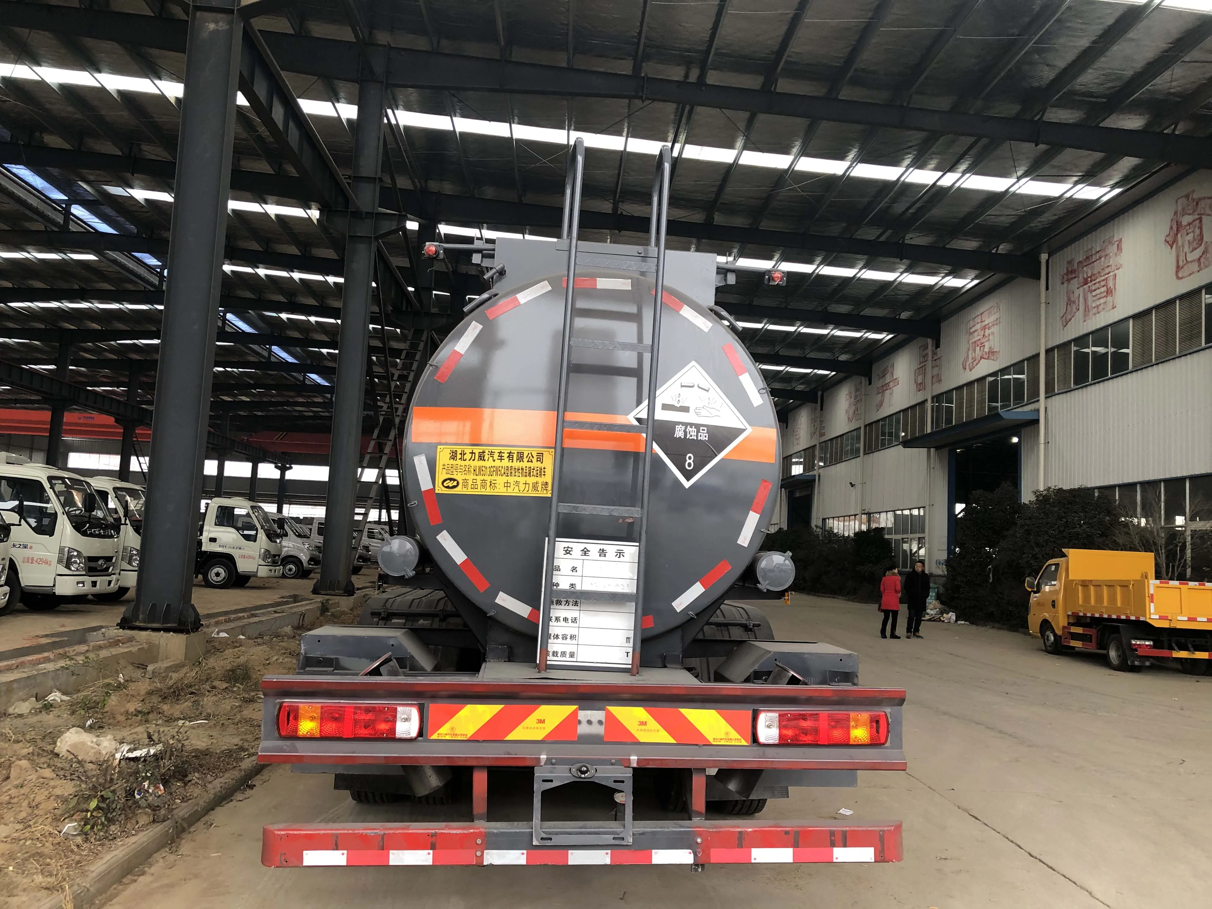 
8x4 Safe Loading And Uploading Shell Oil Field Capacity Fuel Tank Truck 