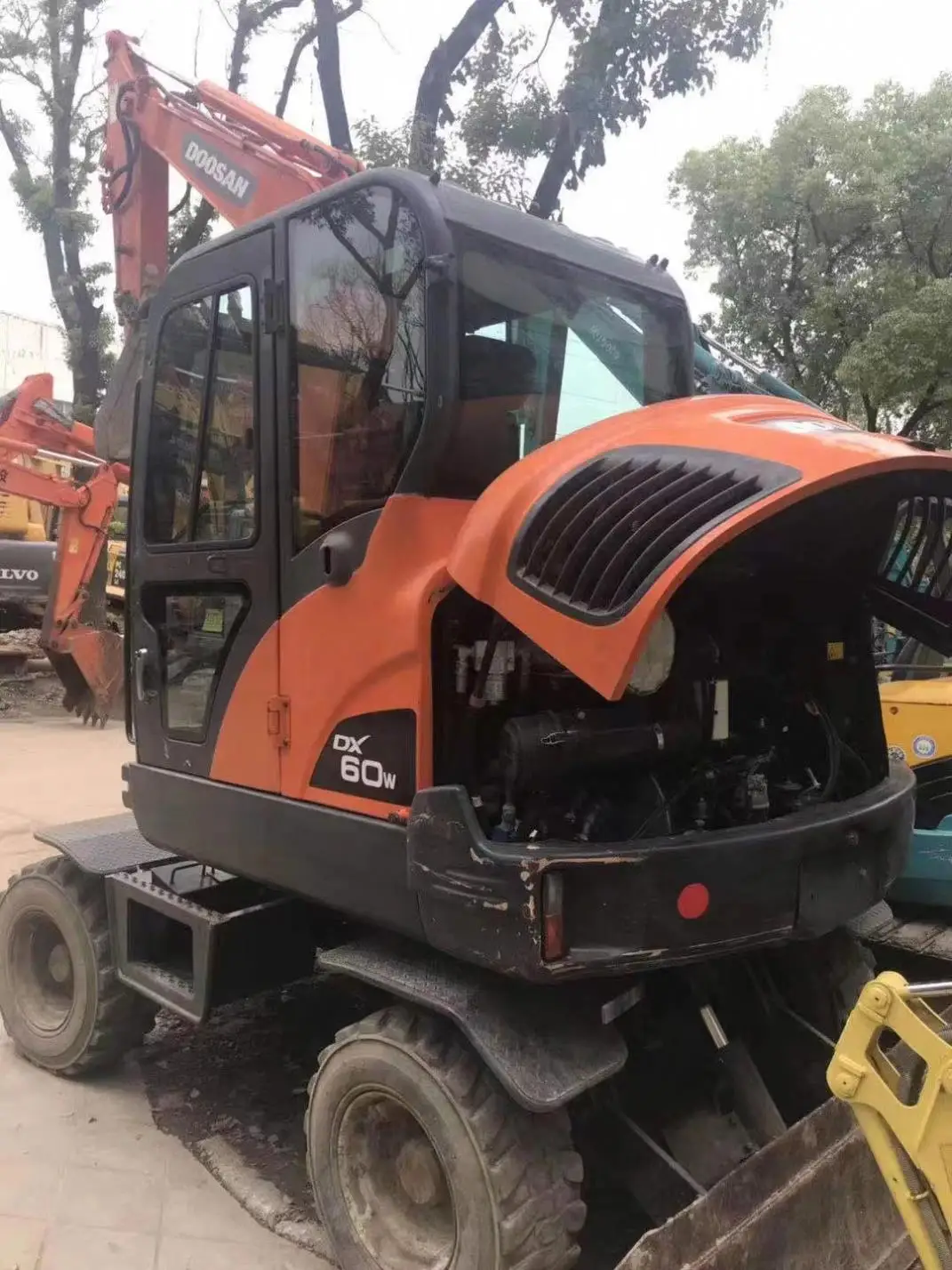 Used 6 ton earth-moving machinery engineering construction machinery Doosan DX60W wheel excavator