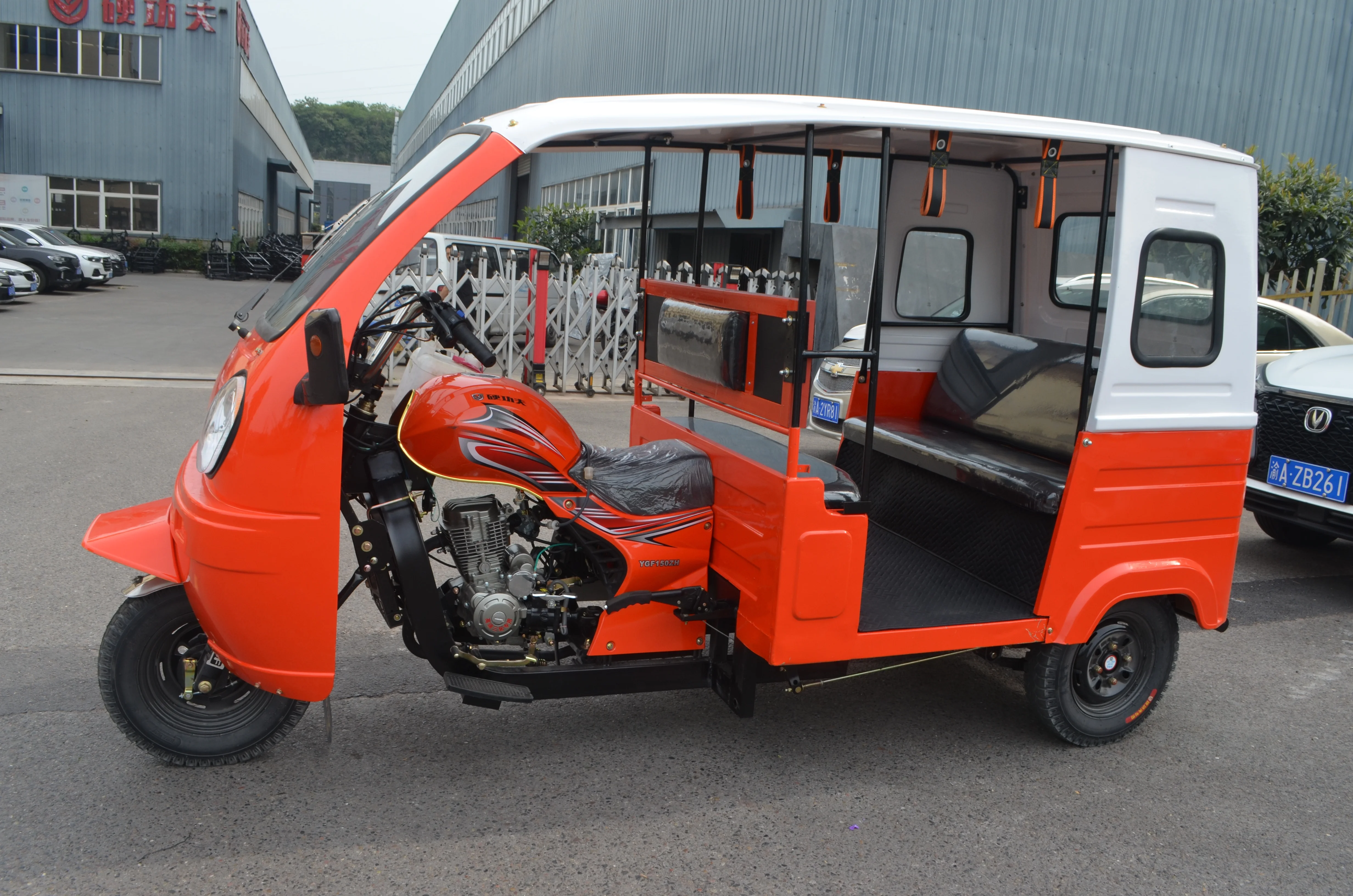 150CC 200CC 250CC Passenger Motorcycle Tricycle Three Wheeler Tricycle with Sunshade Cabin Cover