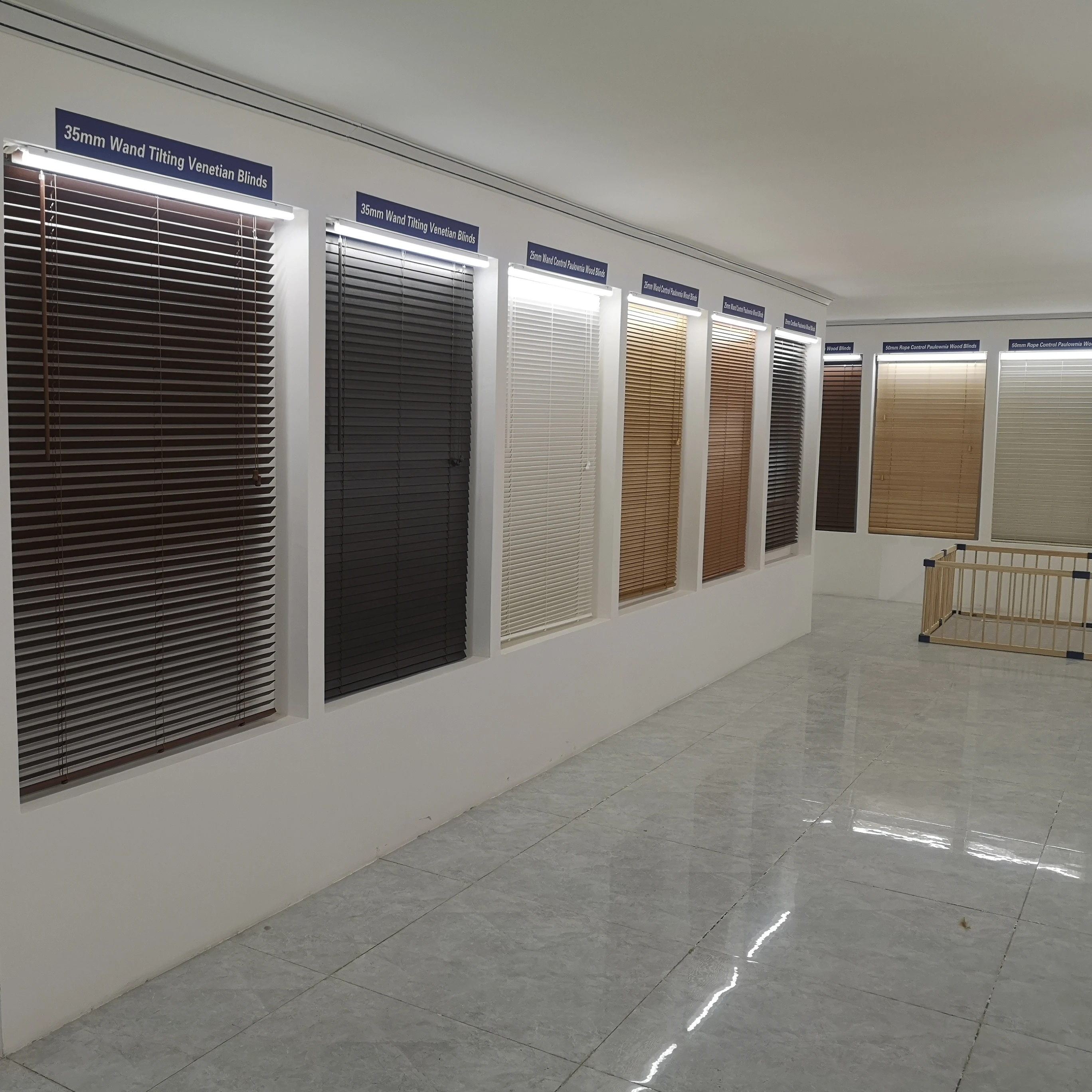 Затемняющие жалюзи на окна шторы заказ беспроводные деревянные рулонные для окон