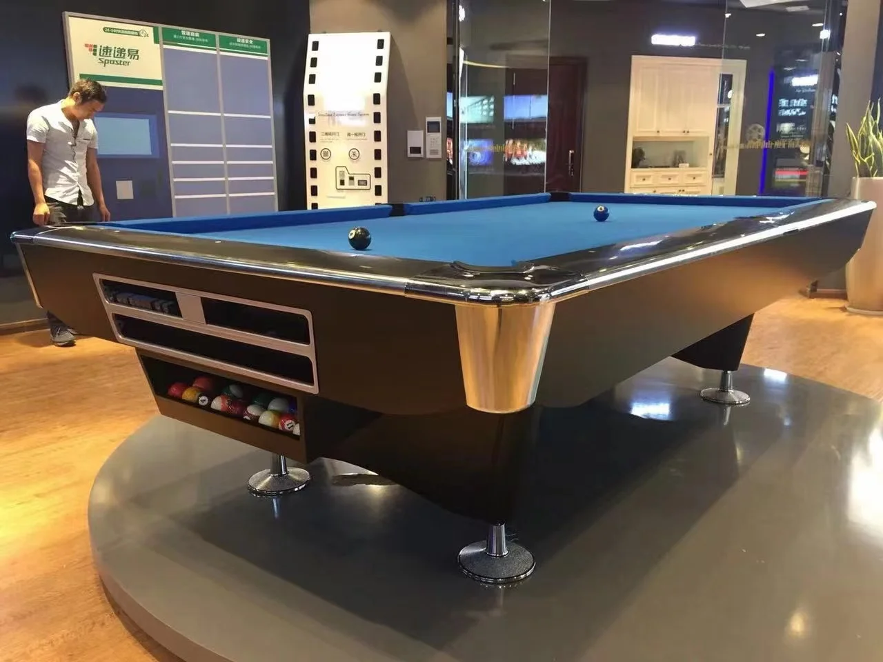 Ball return pool table