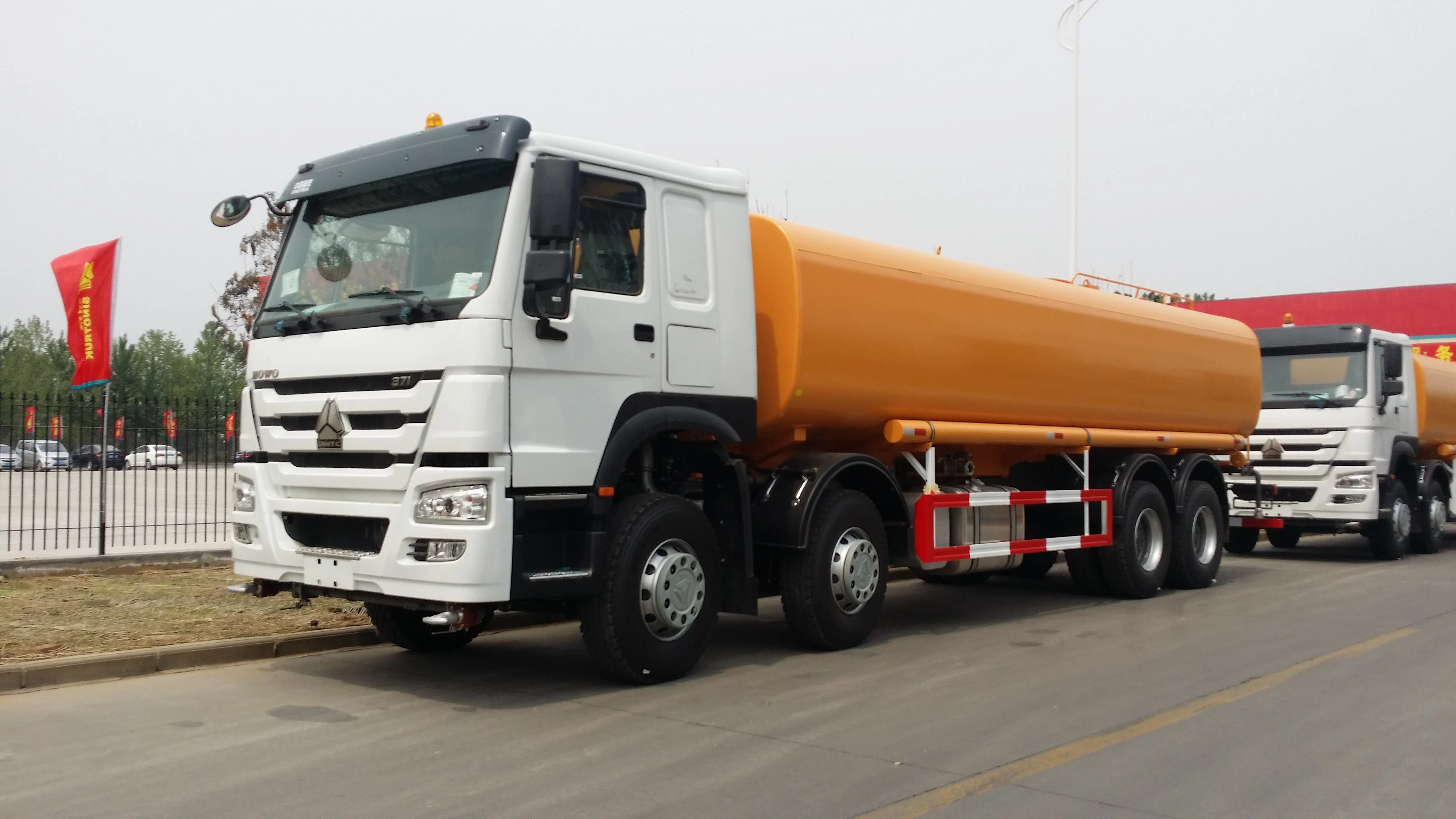 Многофункциональный сбрызгиватель HOWO 8x4, грузовик с резервуаром для воды, правый руль, 25000 литров, на продажу