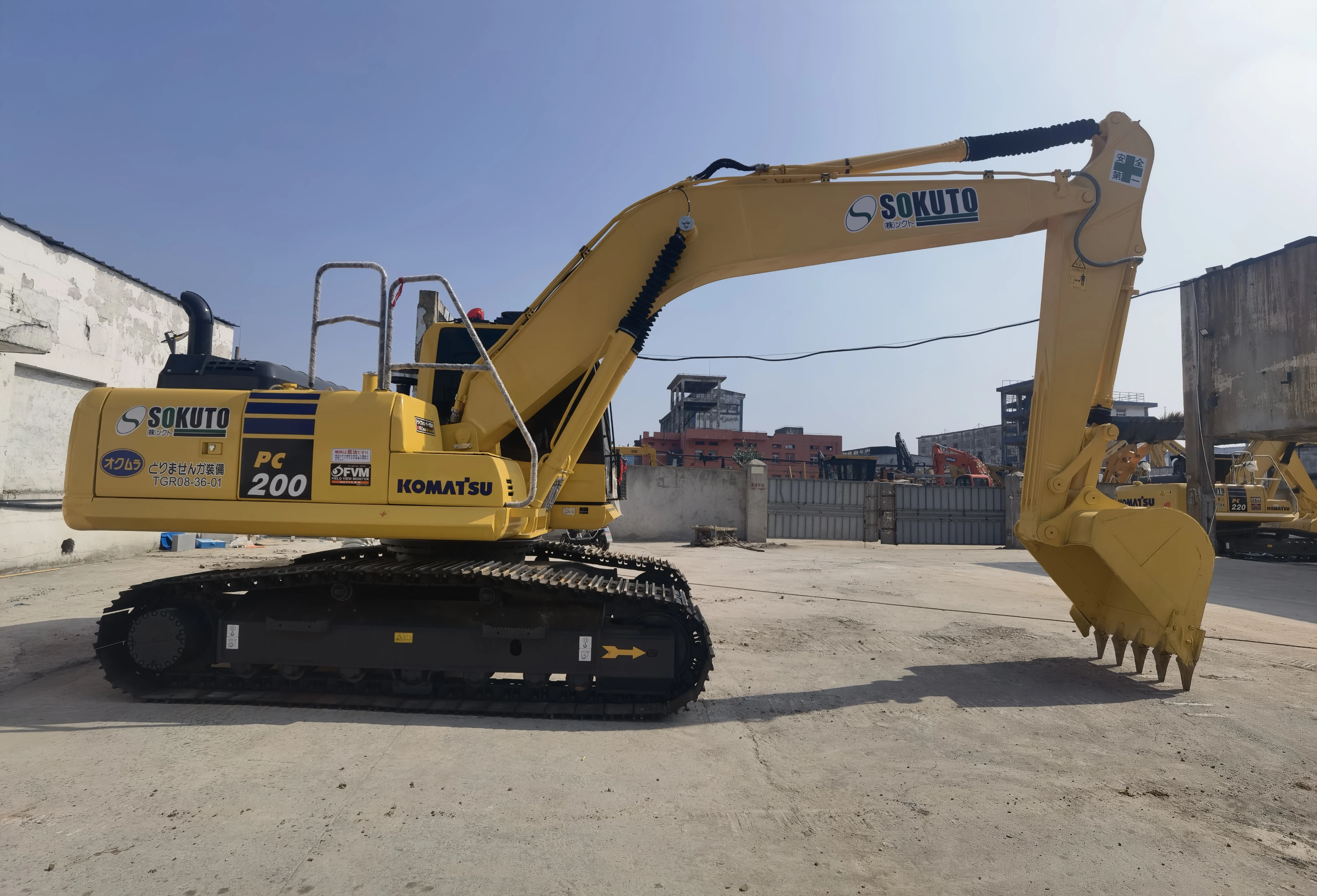 Строительная техника Komatsu PC200-8 землеройный гусеничный экскаватор в наличии
