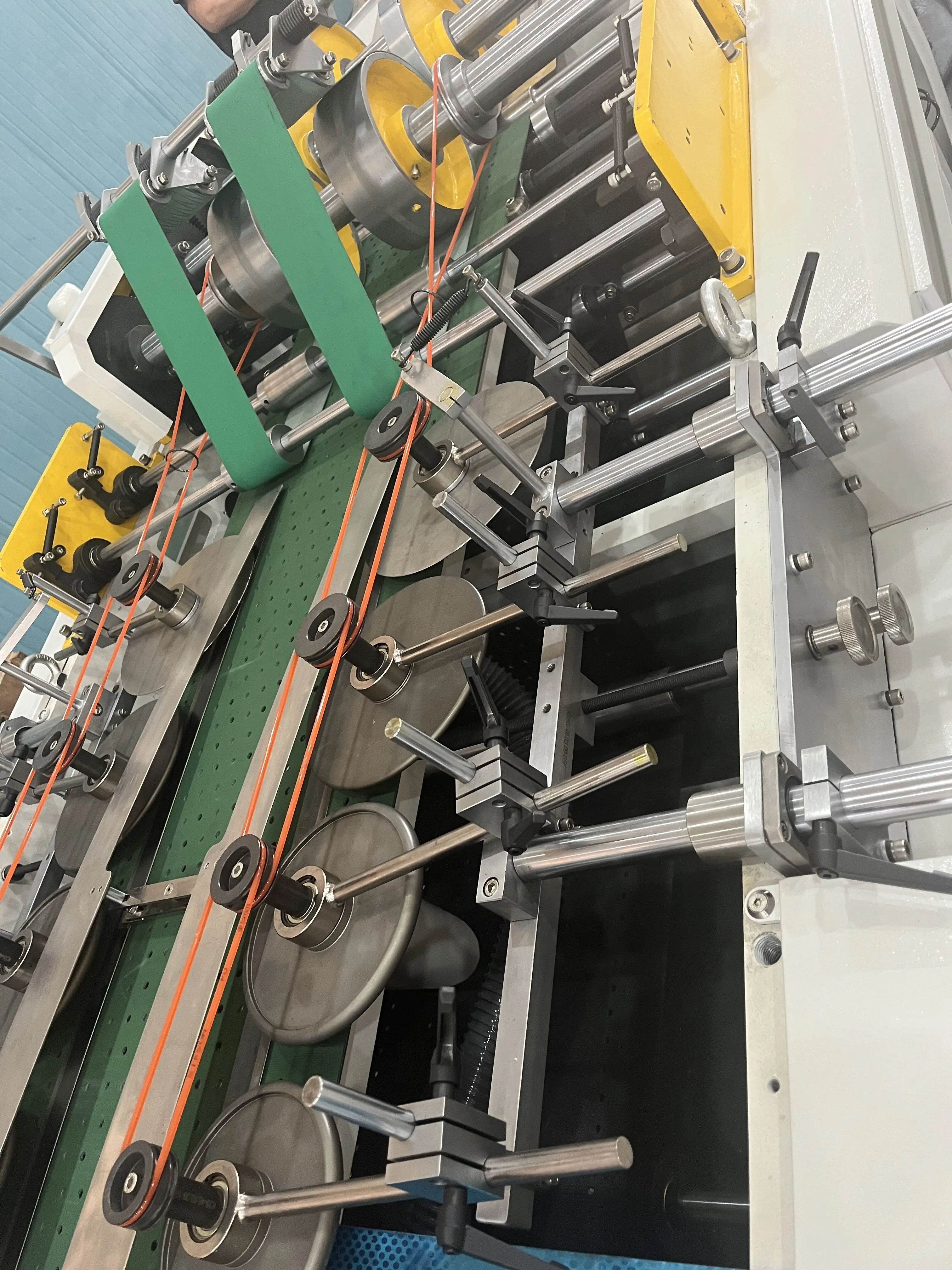 Машина для изготовления бумажных пакетов с автоматической подачей листов серии TB-R верхней усиленной бумажной карточкой и складкой