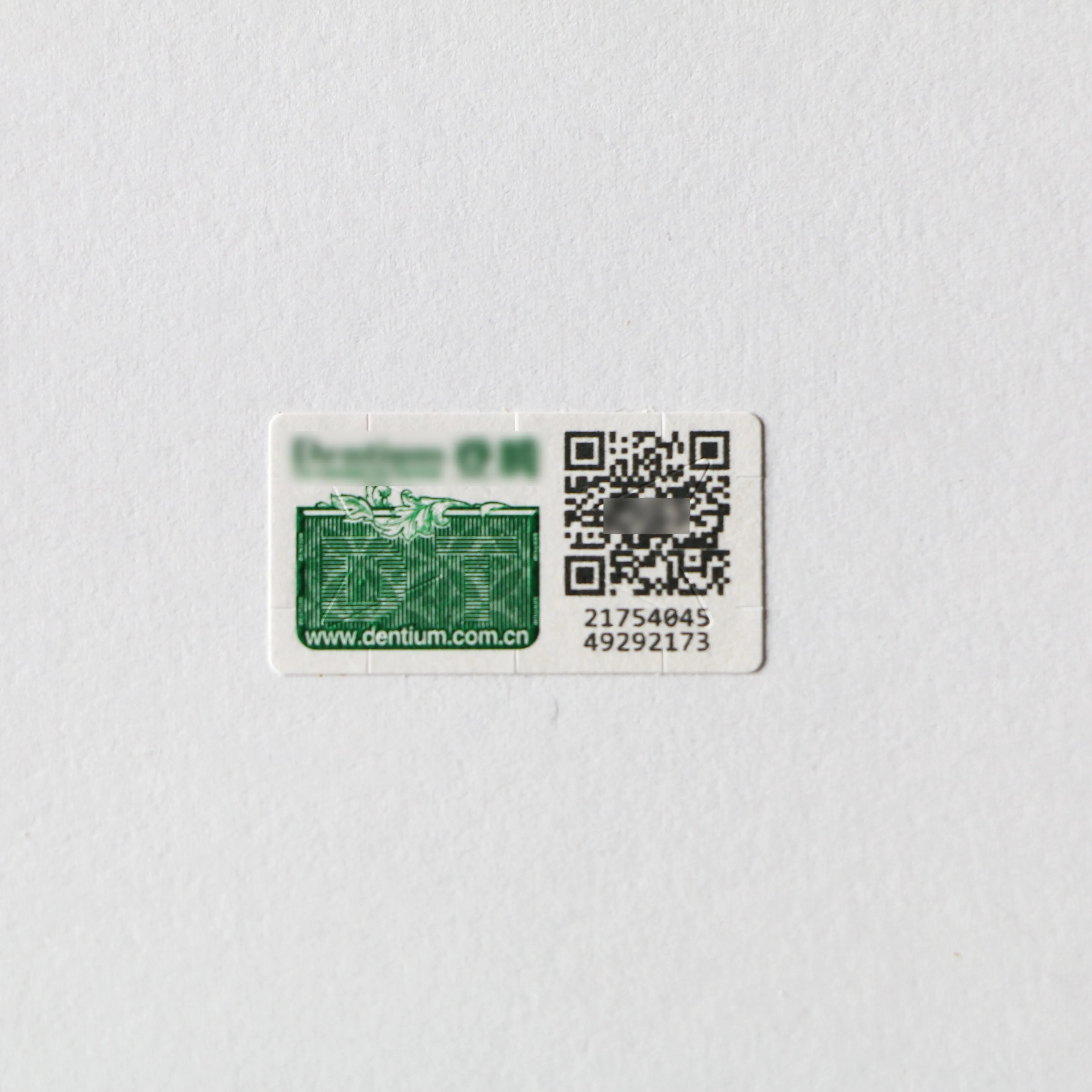 Невидимая наклейка с QR-кодом для защиты от подделки