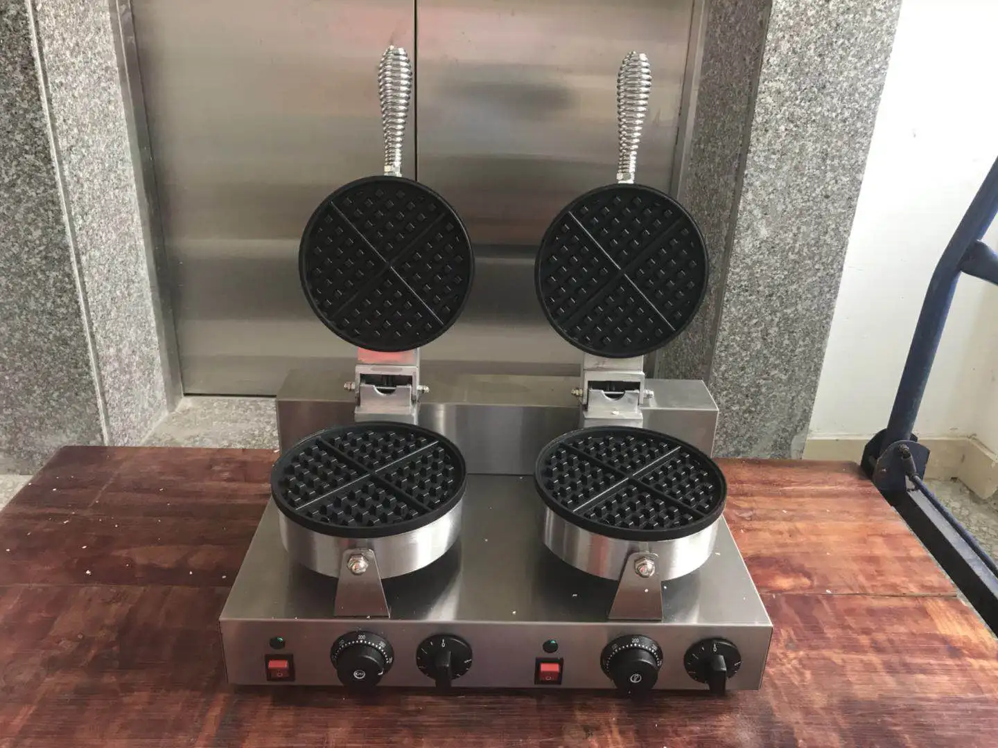 
Commercial Electric110V or 220v Double Head Waffle Baker 4 pcs/ plate 