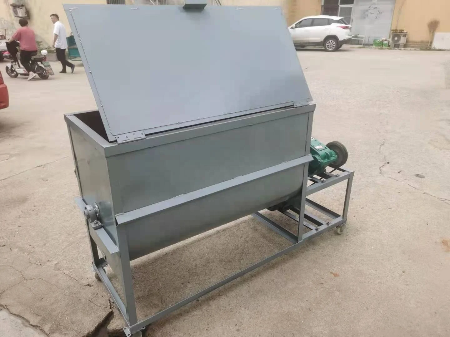 horizontal grinder 200kg 300kg 400kg 500kg 1000kg 1500kg 2000kg mixing capacity feed mixer machine