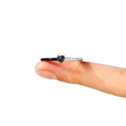 Simple, light luxury and elegant heart-cut heart ring. Diamond-encrusted personalized ring.