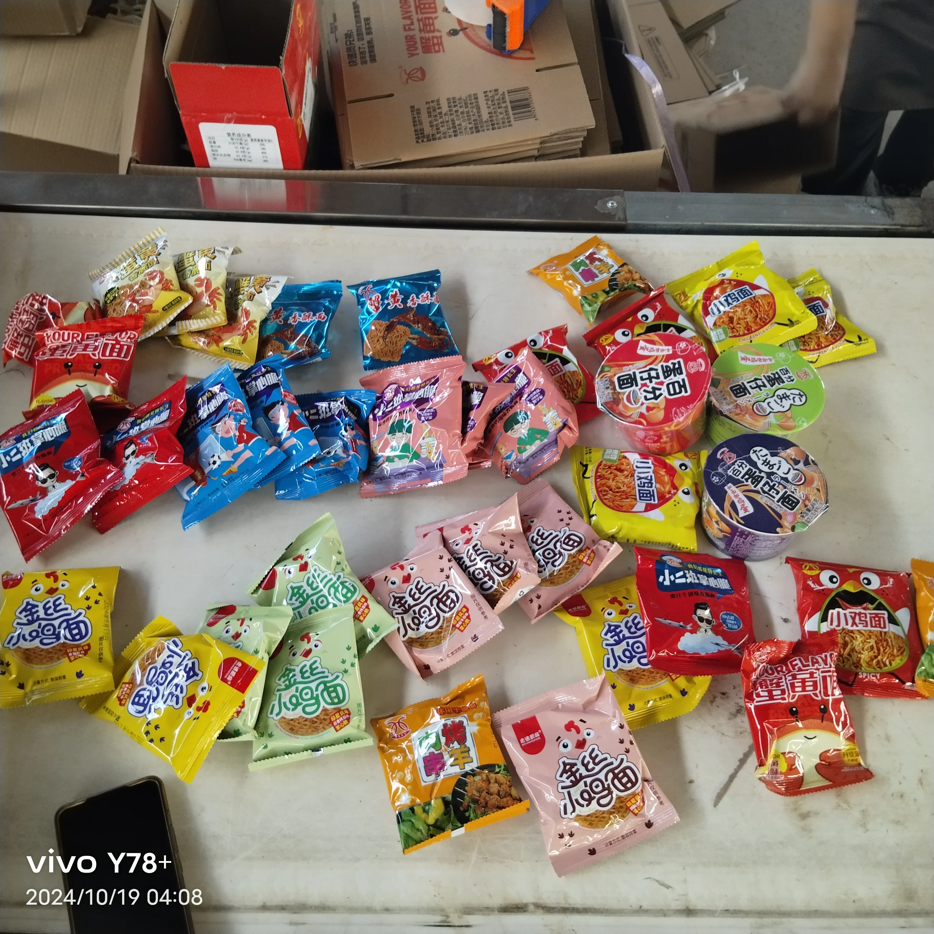 Hot selling upgraded version of ready to eat crispy noodles with multiple flavors in open bags