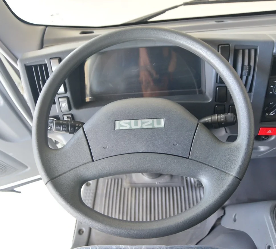 Isuzu 4x2 4 tons 4.5 tons single cab cargo box elf van  truck