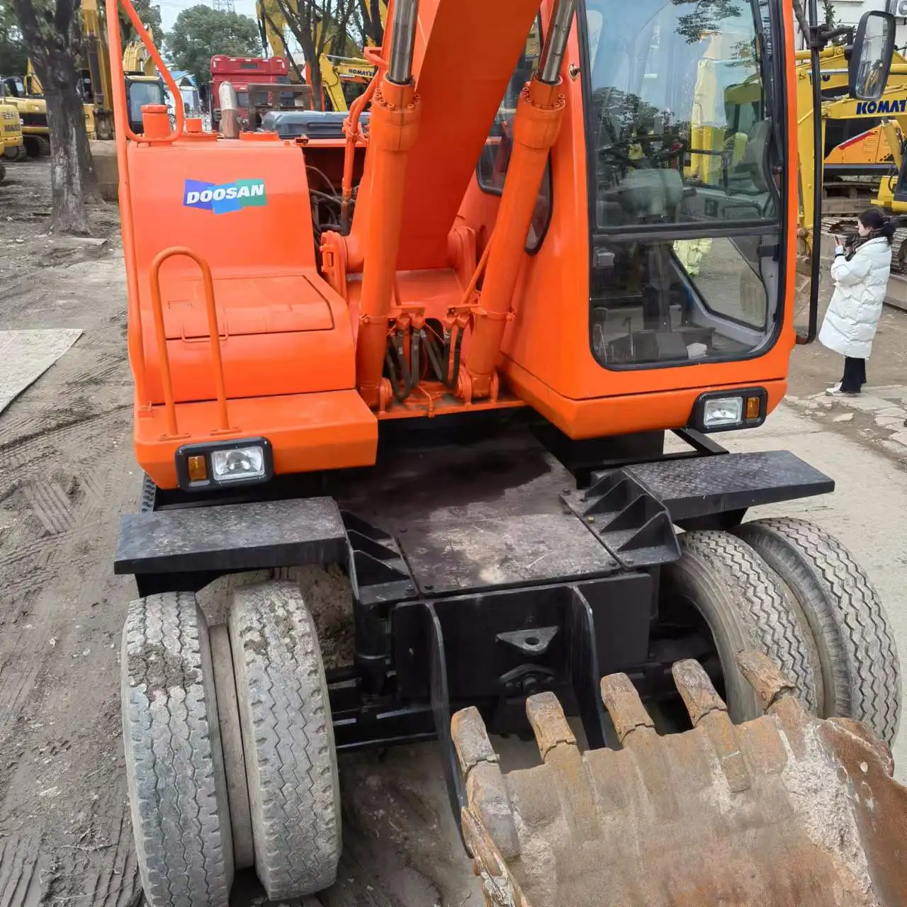 Used mini wheel Excavator 6t Doosan DH60 soil digger earth bagger pavement construction machinery selling well in South Africa
