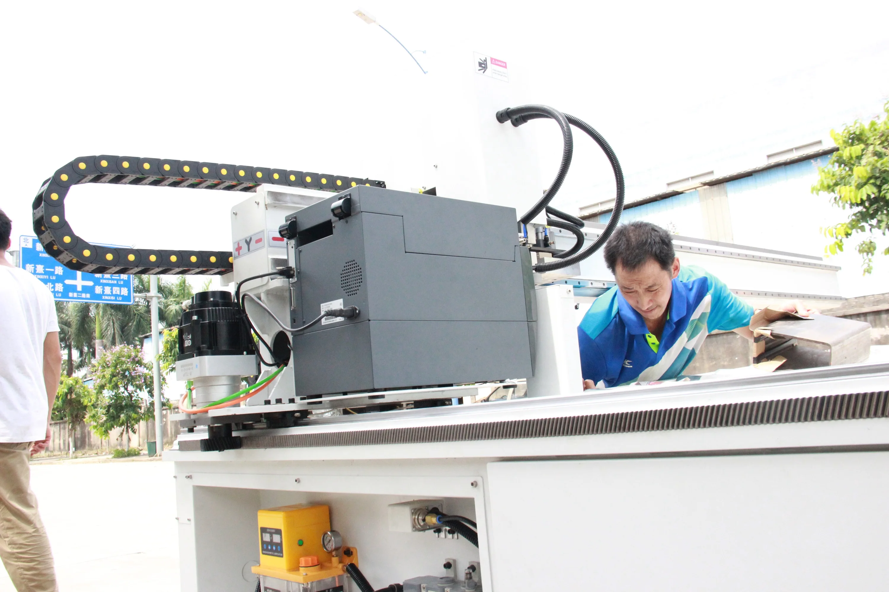 KS-K8+9V 9kw spindle cnc wood router Automatic labeling device wood cnc machine price