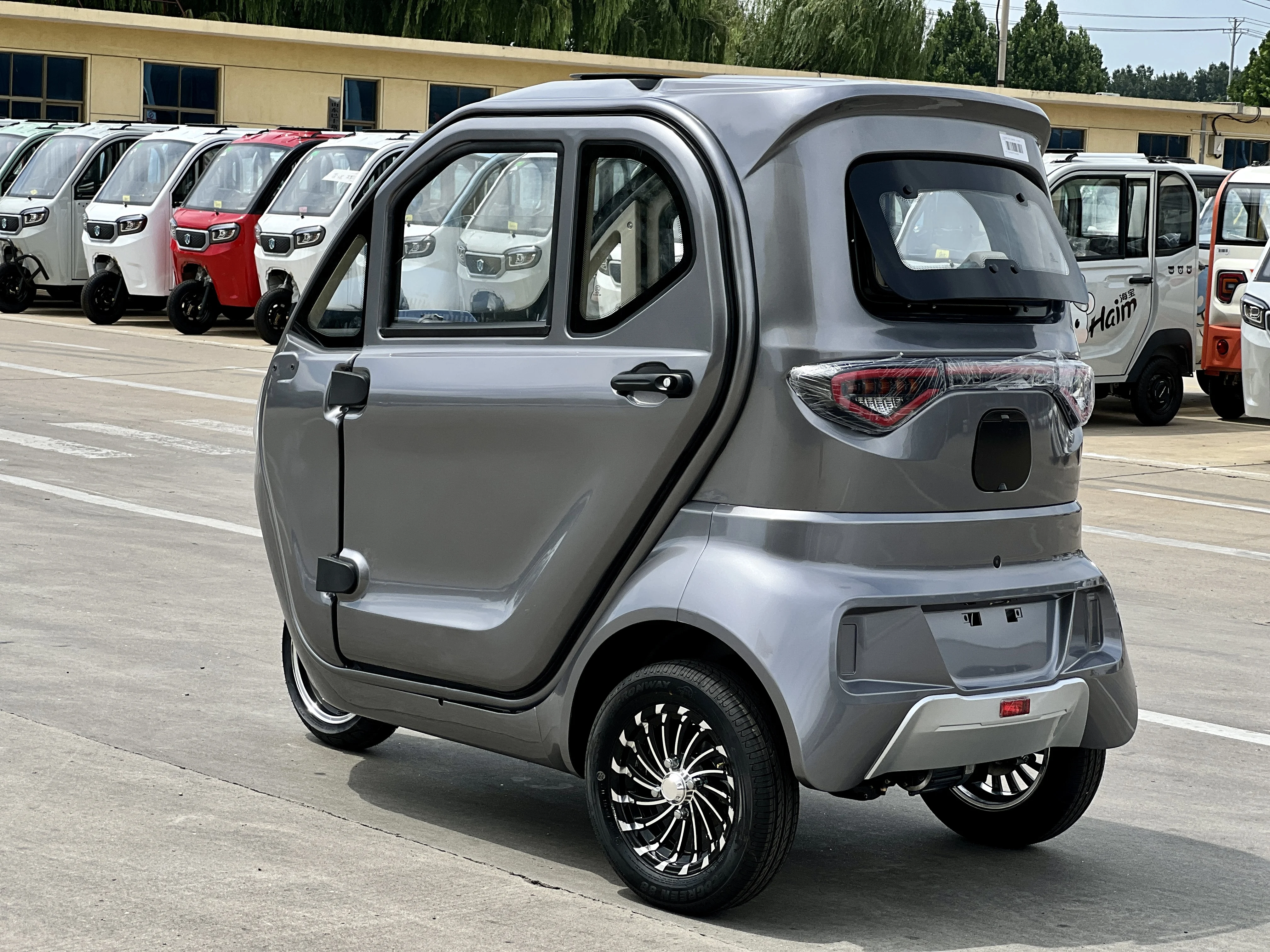 Hai Bao electric tricycle which is perfect for city travel and designed to provide a smooth, eco-friendly journey