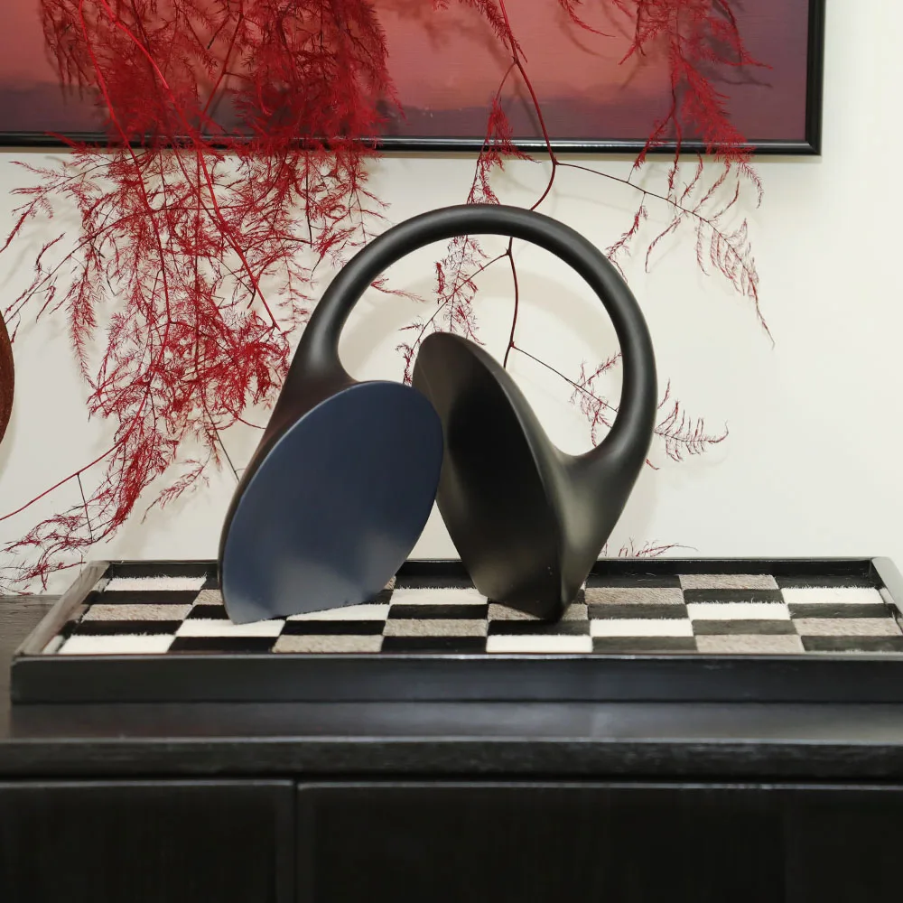 Simple Modern Black Resin Simulation Dynamic Earphone Sculpture Dynamic Art Theme for Room Porch Wine Cabinet Decor Craft Usage